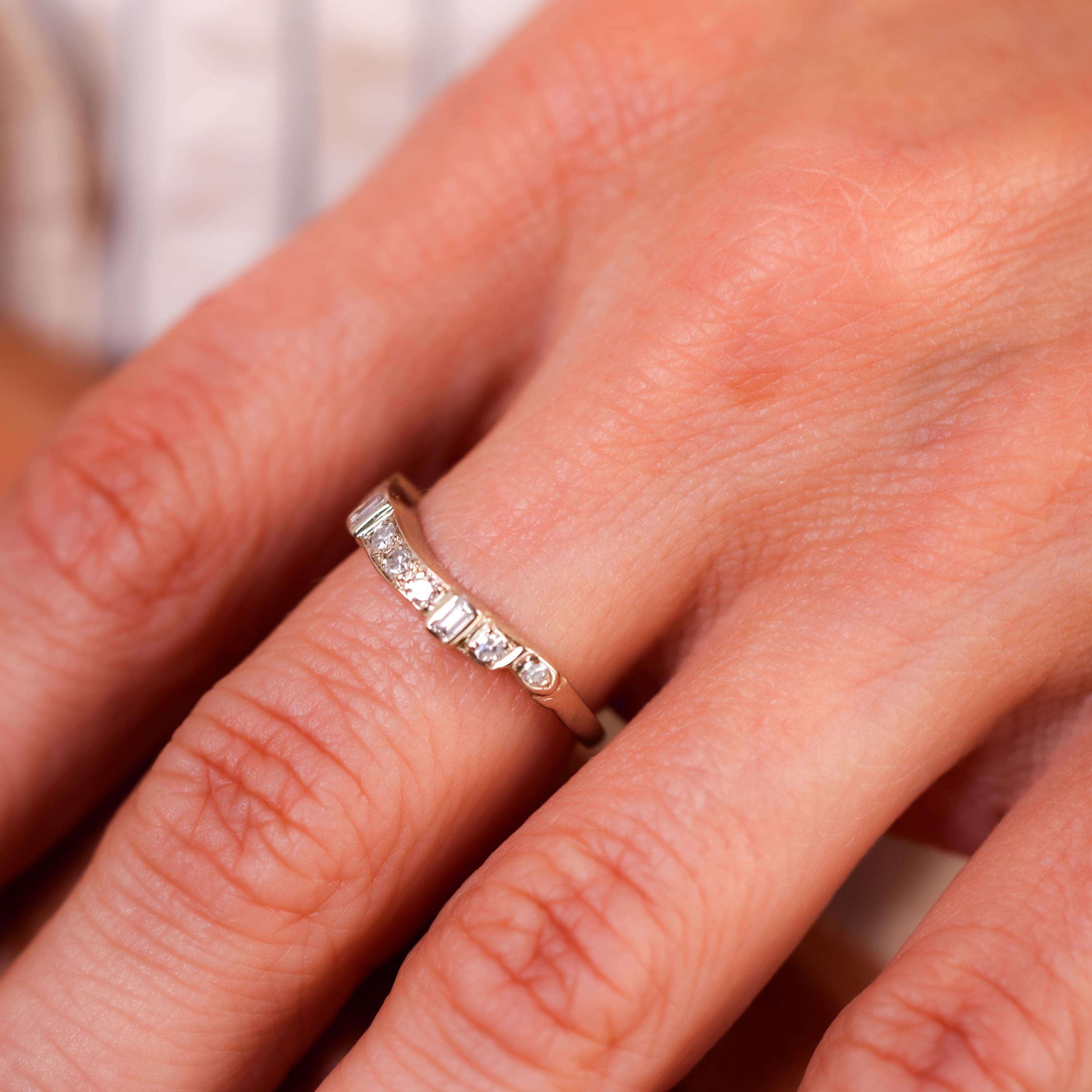 Taglio baguette Anello a eternità moderno con diamante in oro bianco 14 carati in vendita