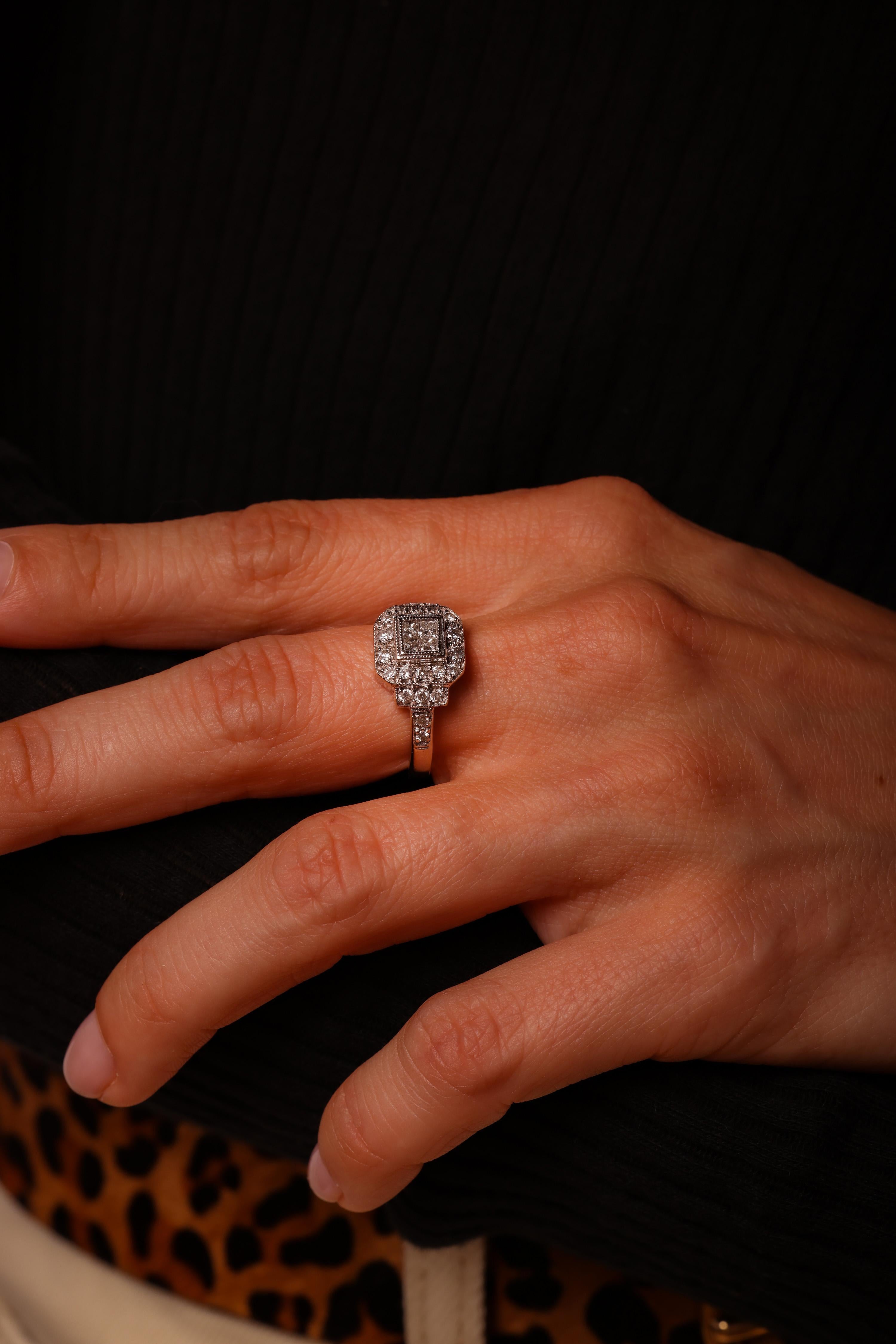 Moderner Diamantring 14K Weißgold im Zustand „Hervorragend“ in Beverly Hills, CA