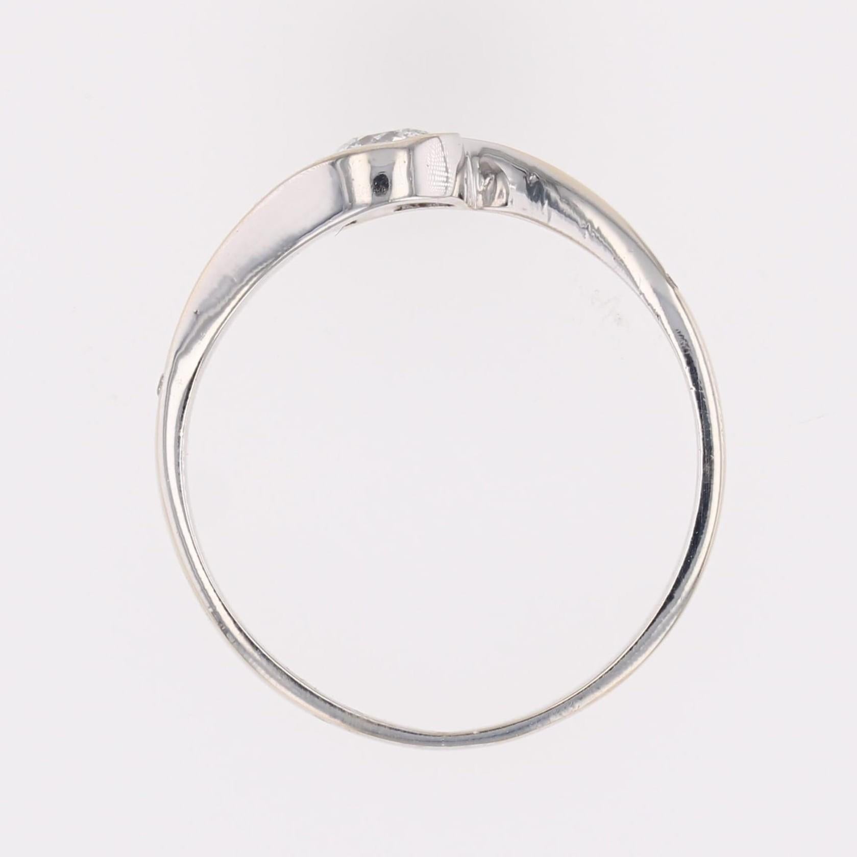 Anello solitario moderno con diamante a vortice in oro bianco 18 carati in vendita 4