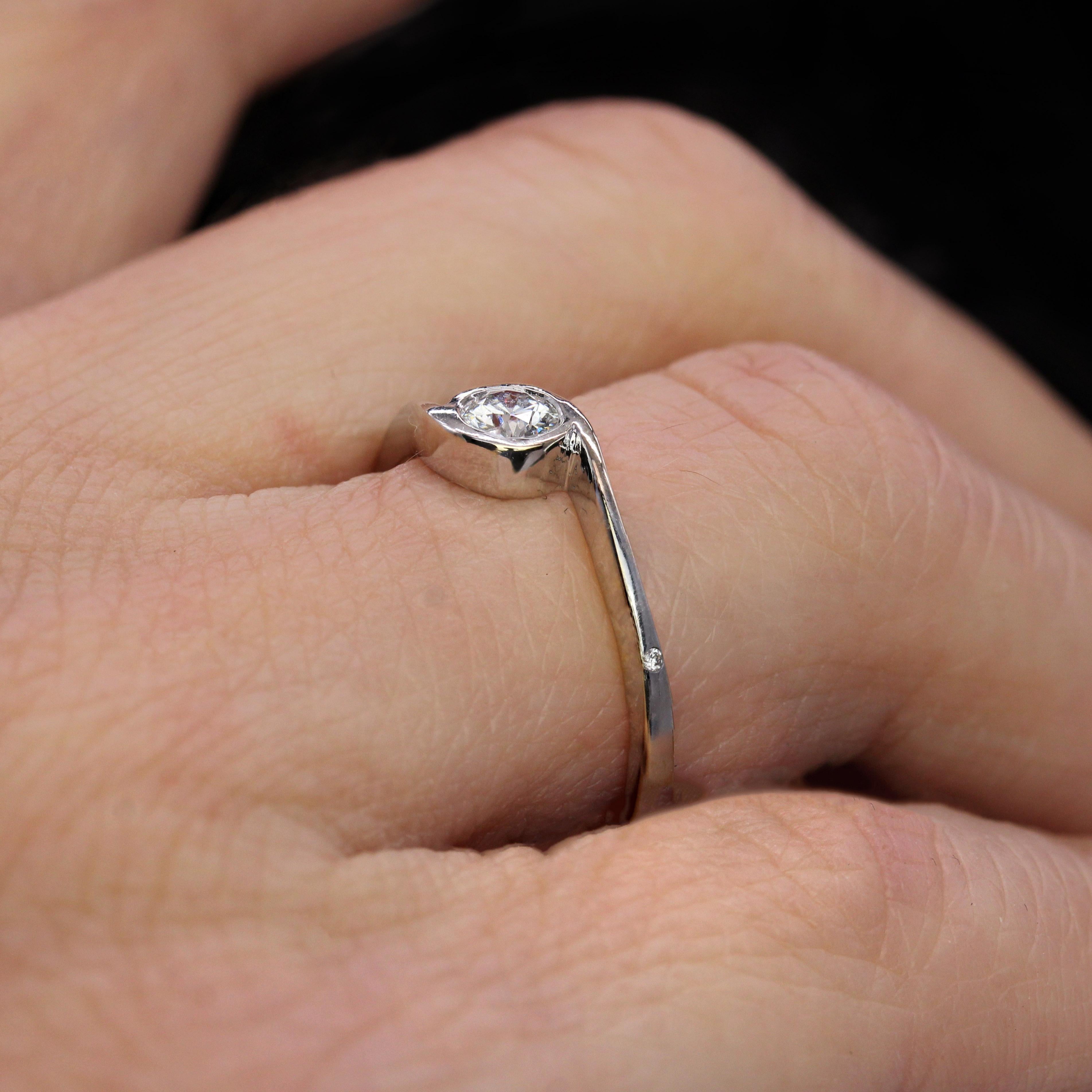 Anello solitario moderno con diamante a vortice in oro bianco 18 carati in vendita 6
