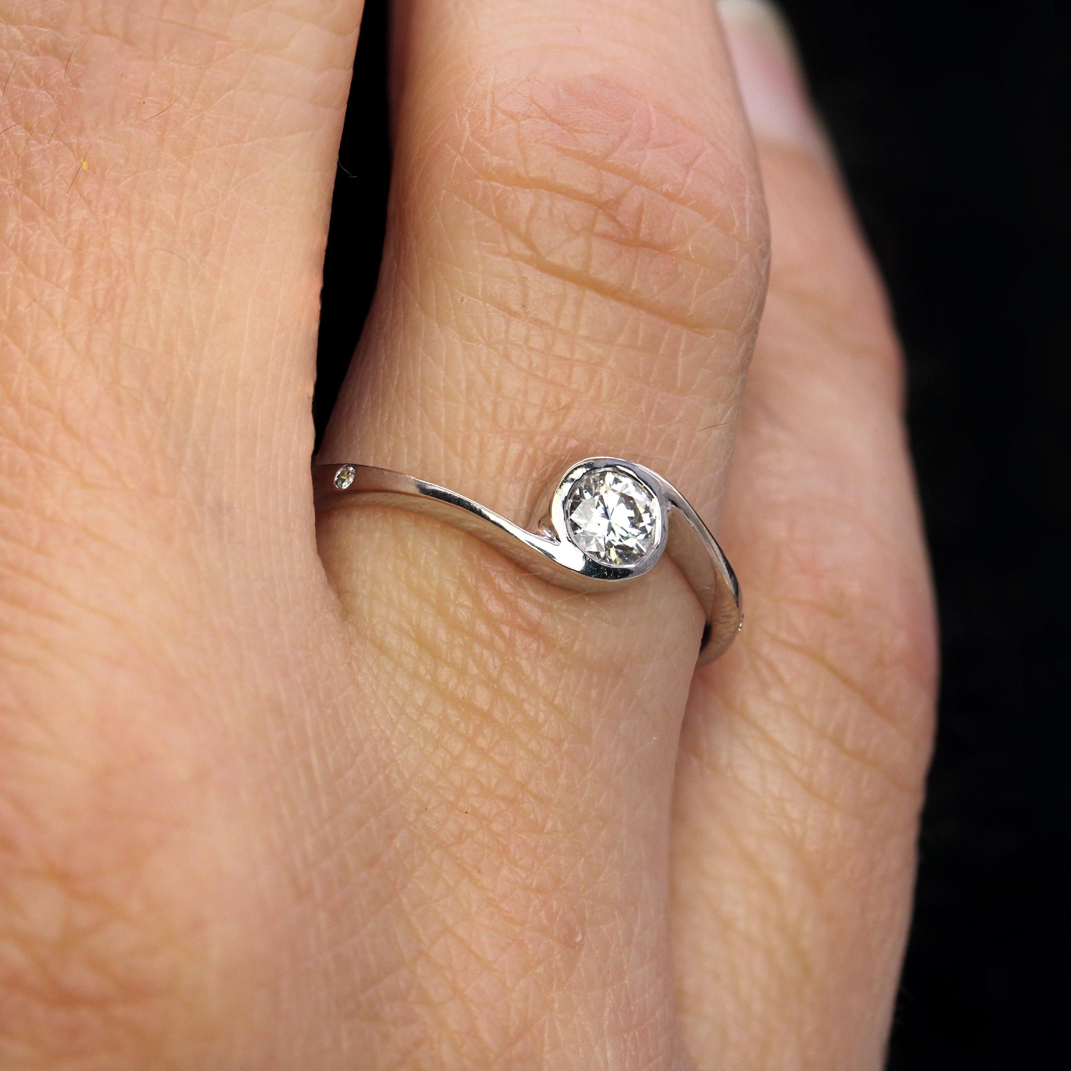 Anello solitario moderno con diamante a vortice in oro bianco 18 carati in vendita 7