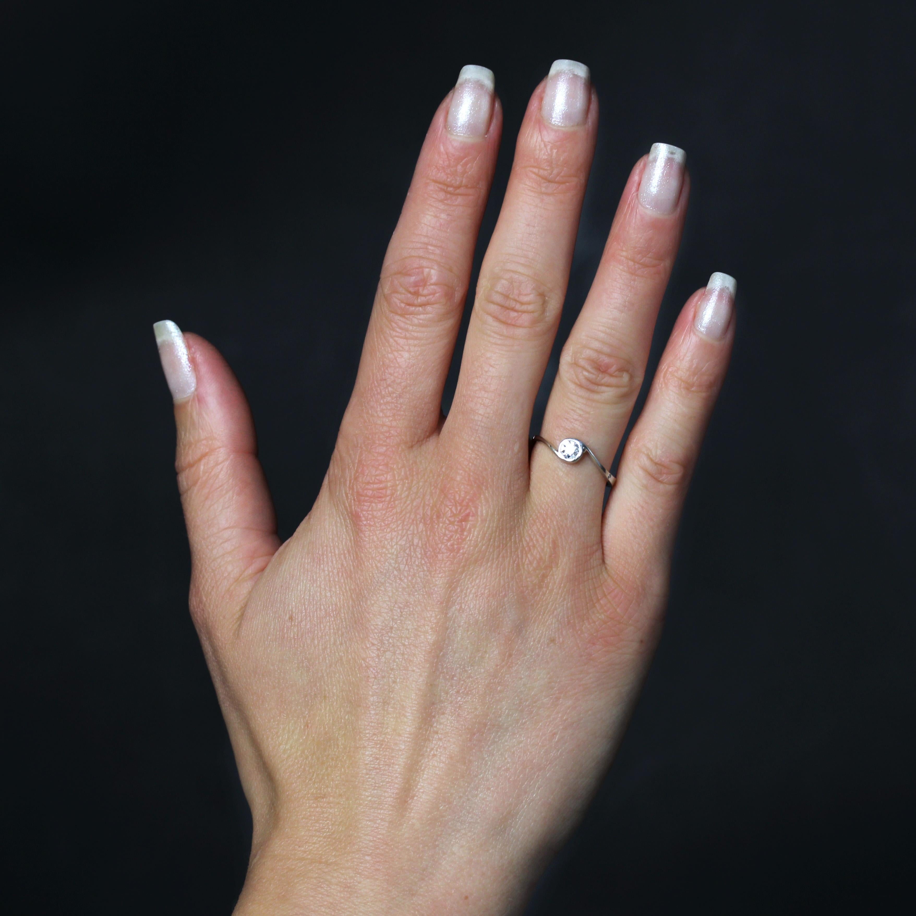 Anello in oro bianco 18 carati.
Questo originale anello solitario in oro bianco è incastonato con un moderno diamante taglio brillante in una spirale d'oro. Sulla fascia sono incastonati 2 x 1 piccoli diamanti su ciascun lato.
Peso totale del
