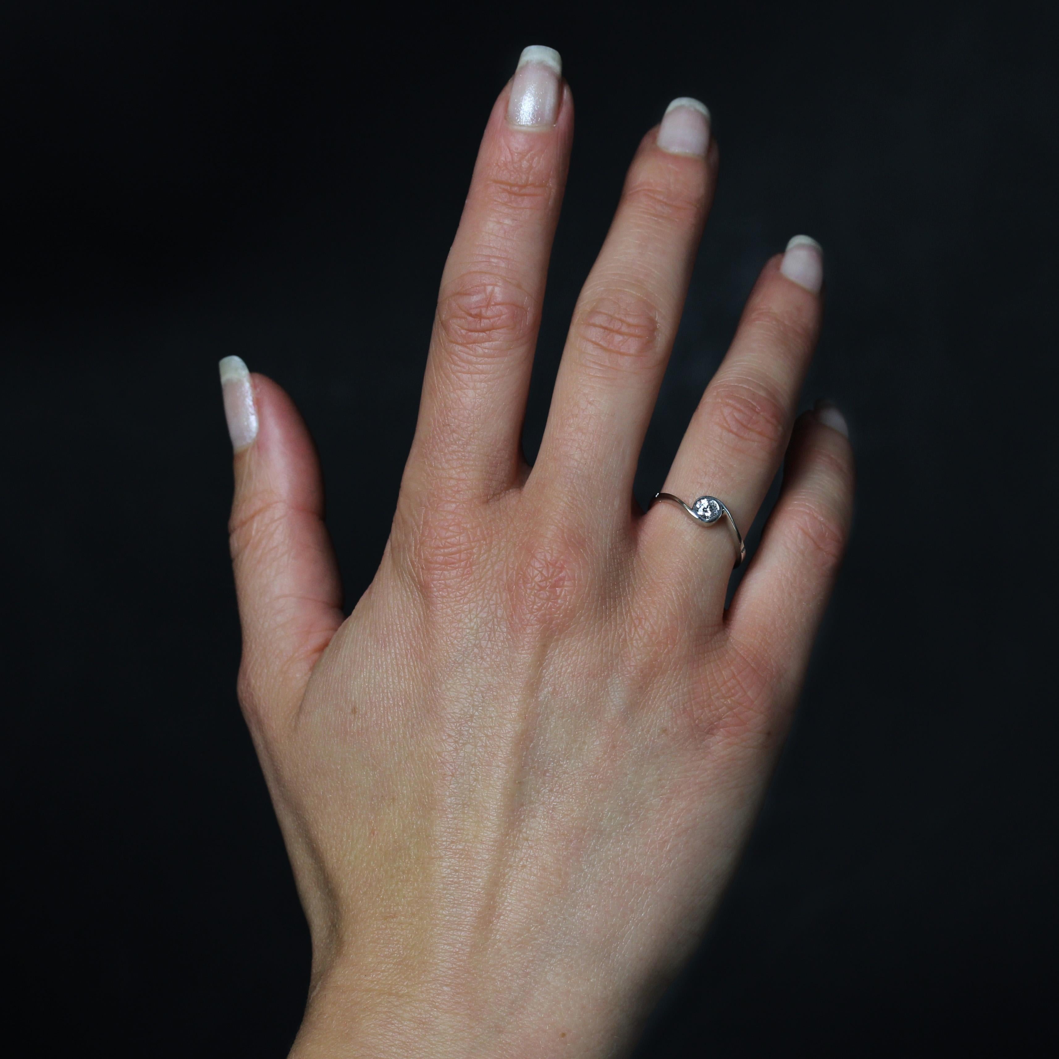 Taglio brillante Anello solitario moderno con diamante a vortice in oro bianco 18 carati in vendita