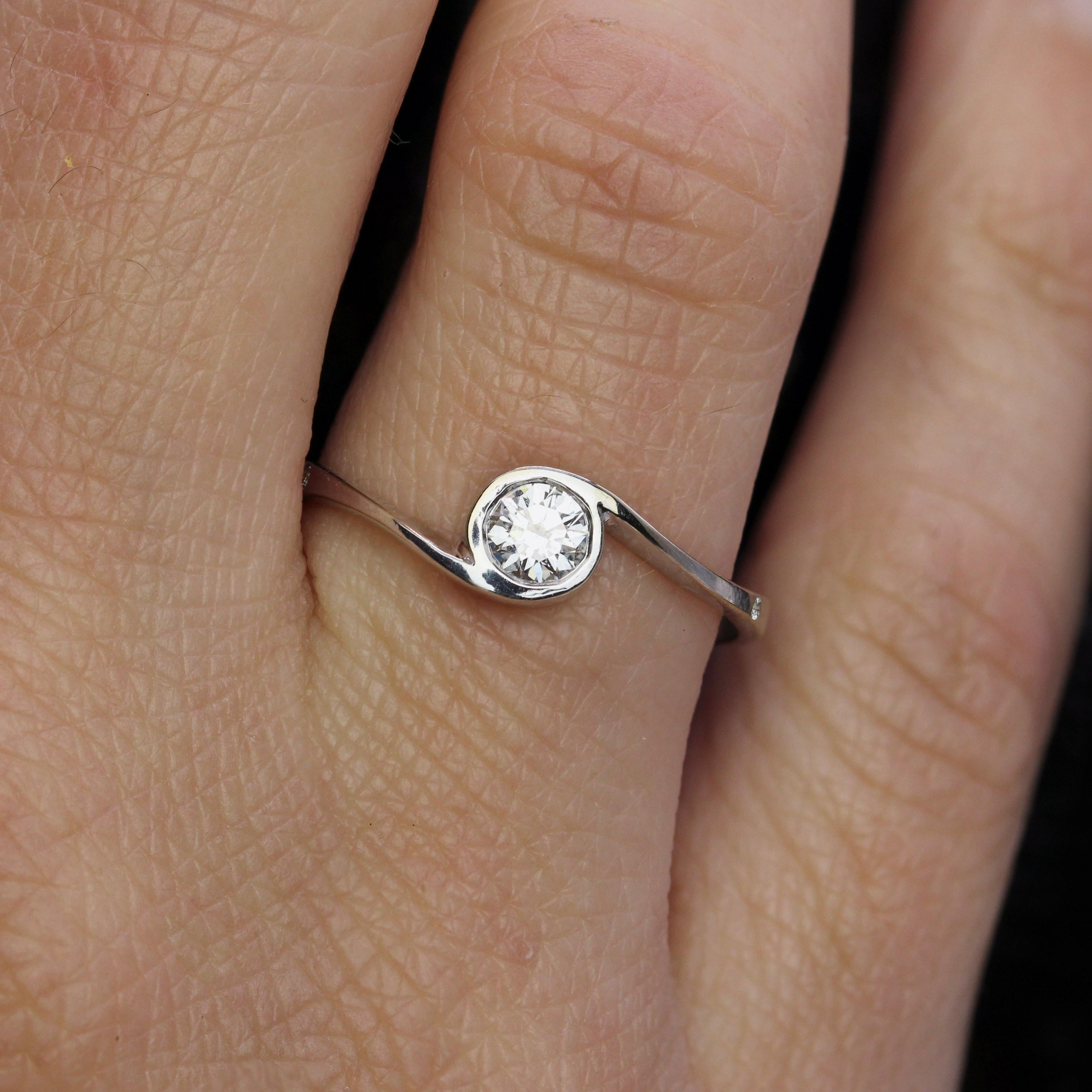 Donna Anello solitario moderno con diamante a vortice in oro bianco 18 carati in vendita