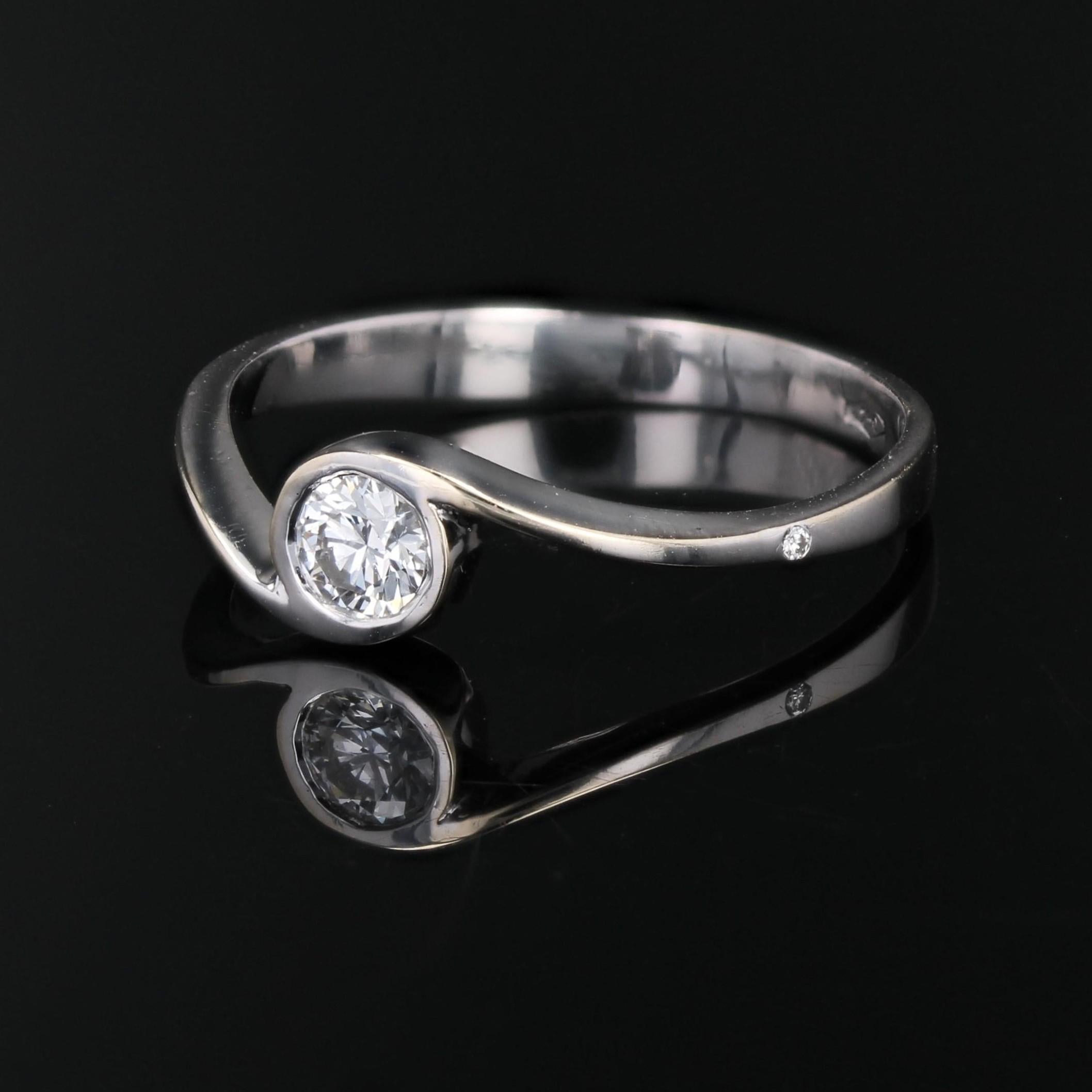 Anello solitario moderno con diamante a vortice in oro bianco 18 carati in vendita 1