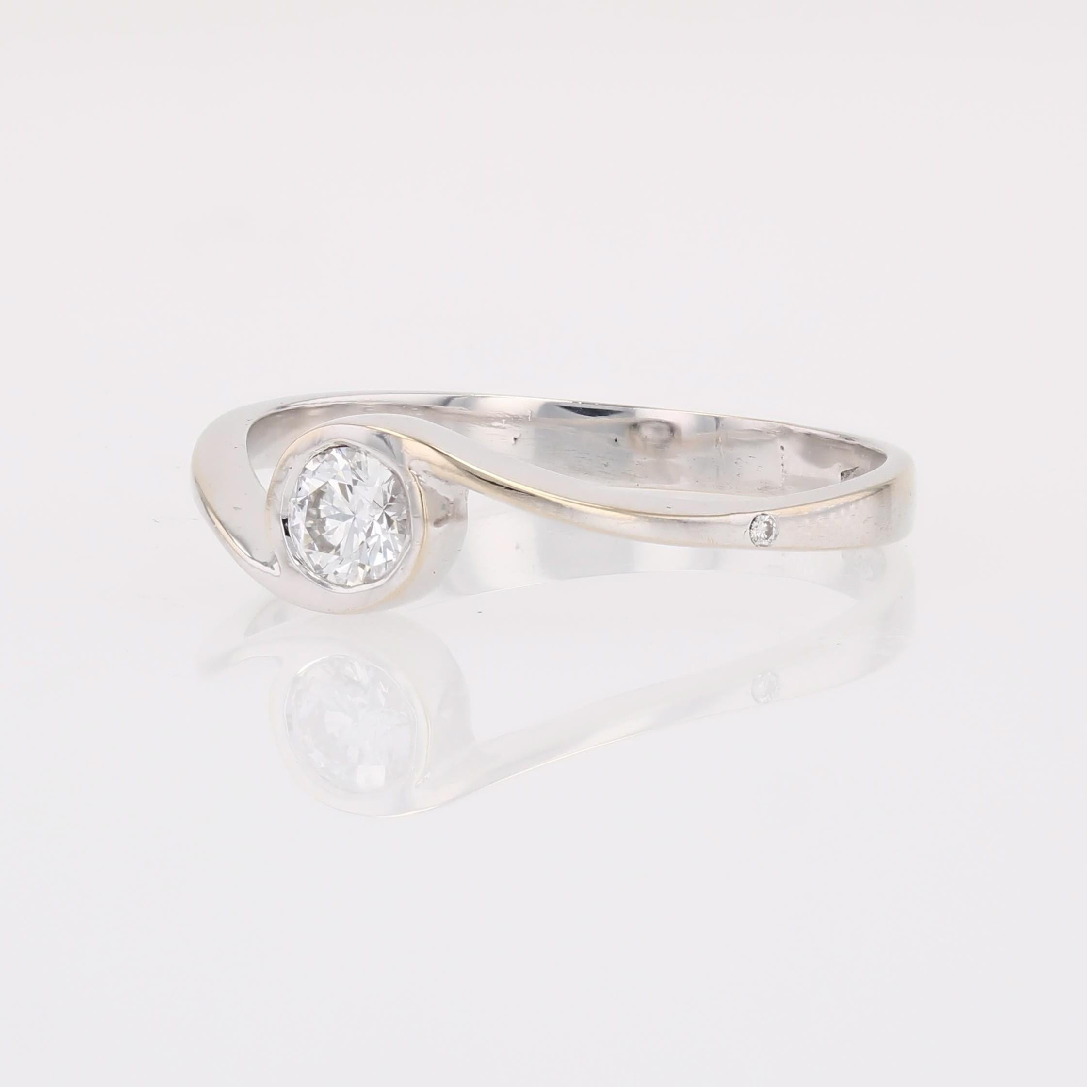 Anello solitario moderno con diamante a vortice in oro bianco 18 carati in vendita 2