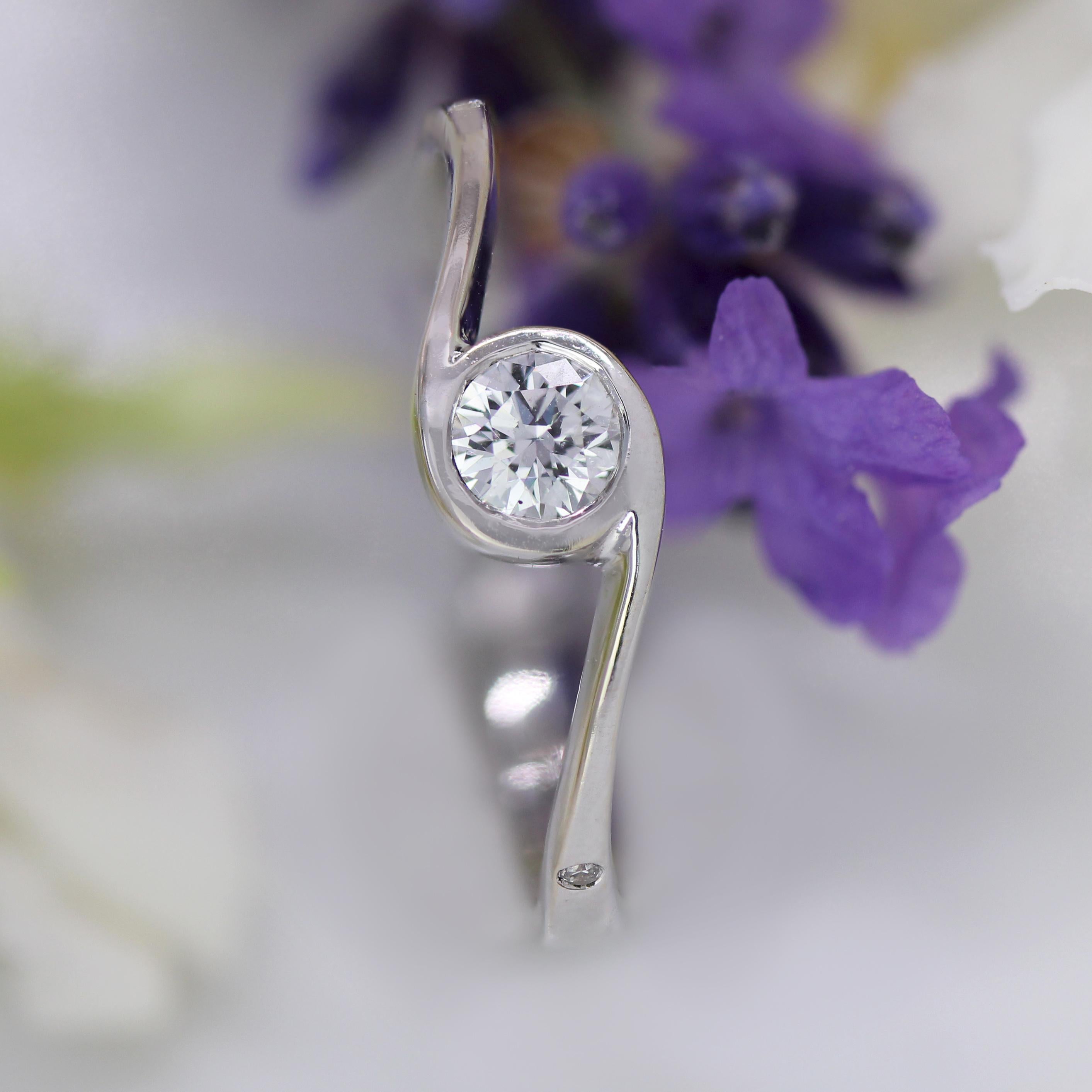 Anello solitario moderno con diamante a vortice in oro bianco 18 carati in vendita 3