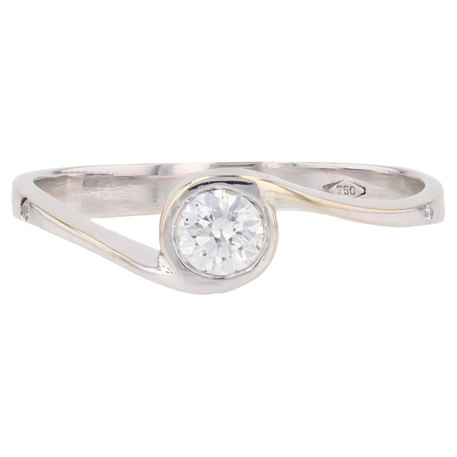 Anello solitario moderno con diamante a vortice in oro bianco 18 carati in vendita