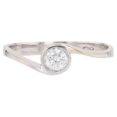 Anello solitario moderno con diamante a vortice in oro bianco 18 carati