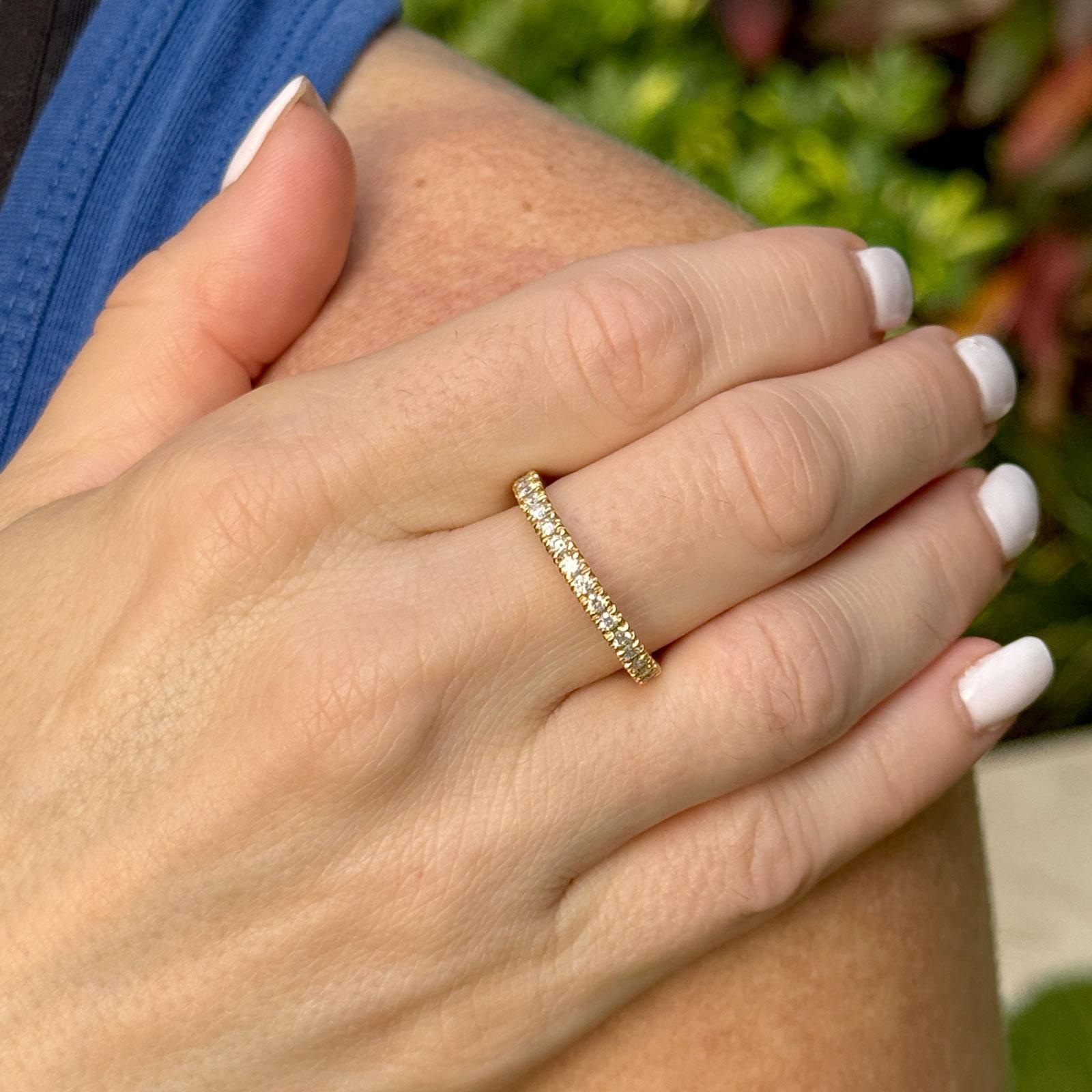 Ce bracelet d'éternité en or jaune 18 carats avec diamant est un symbole intemporel d'élégance et de sophistication. Il comporte 34 diamants ronds de taille brillant totalisant 1,00 carat, de couleur G-H et de pureté VS, offrant un éclat continu sur