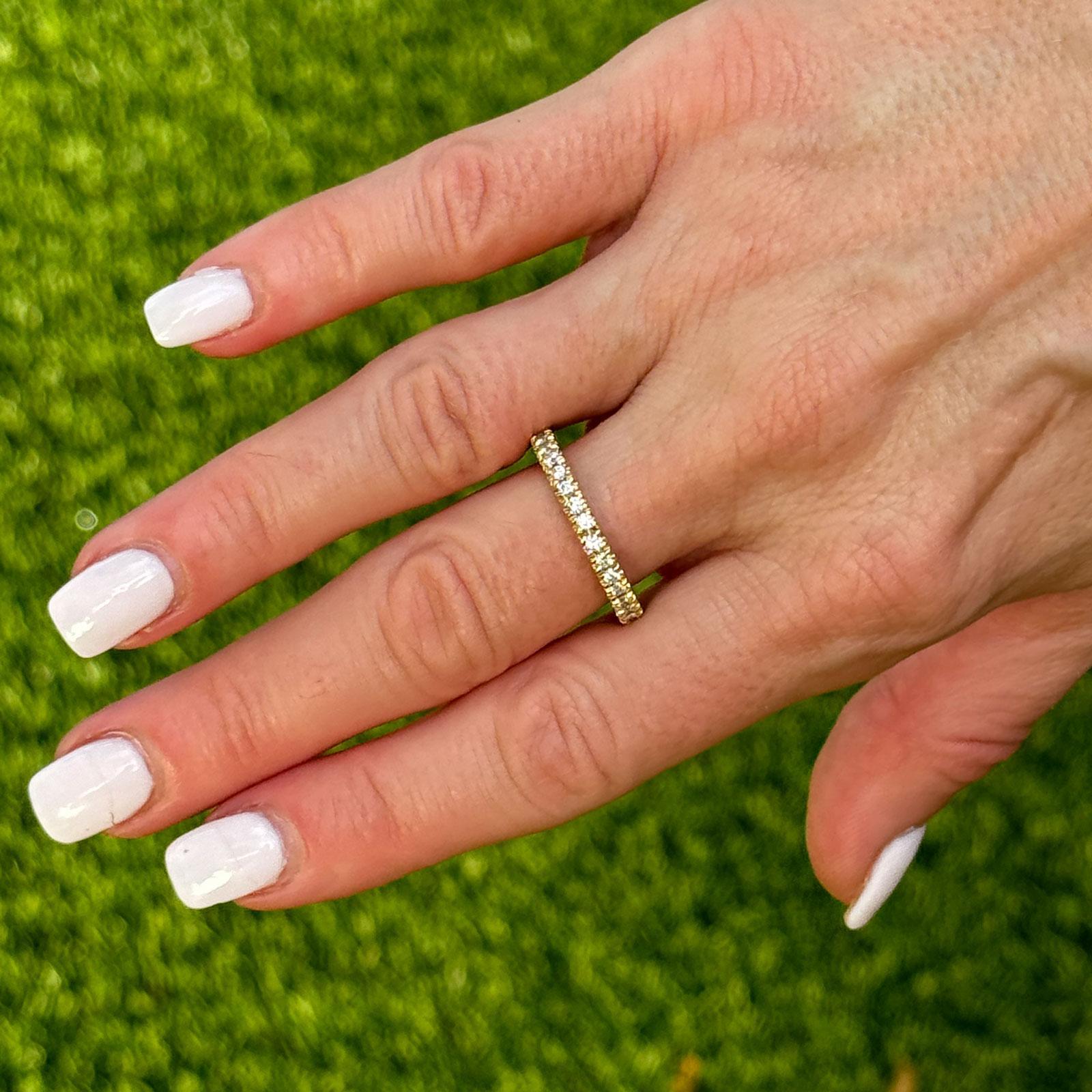 Taille ronde Alliance d'éternité moderne en or jaune 18 carats avec diamants, taille 9,25 en vente