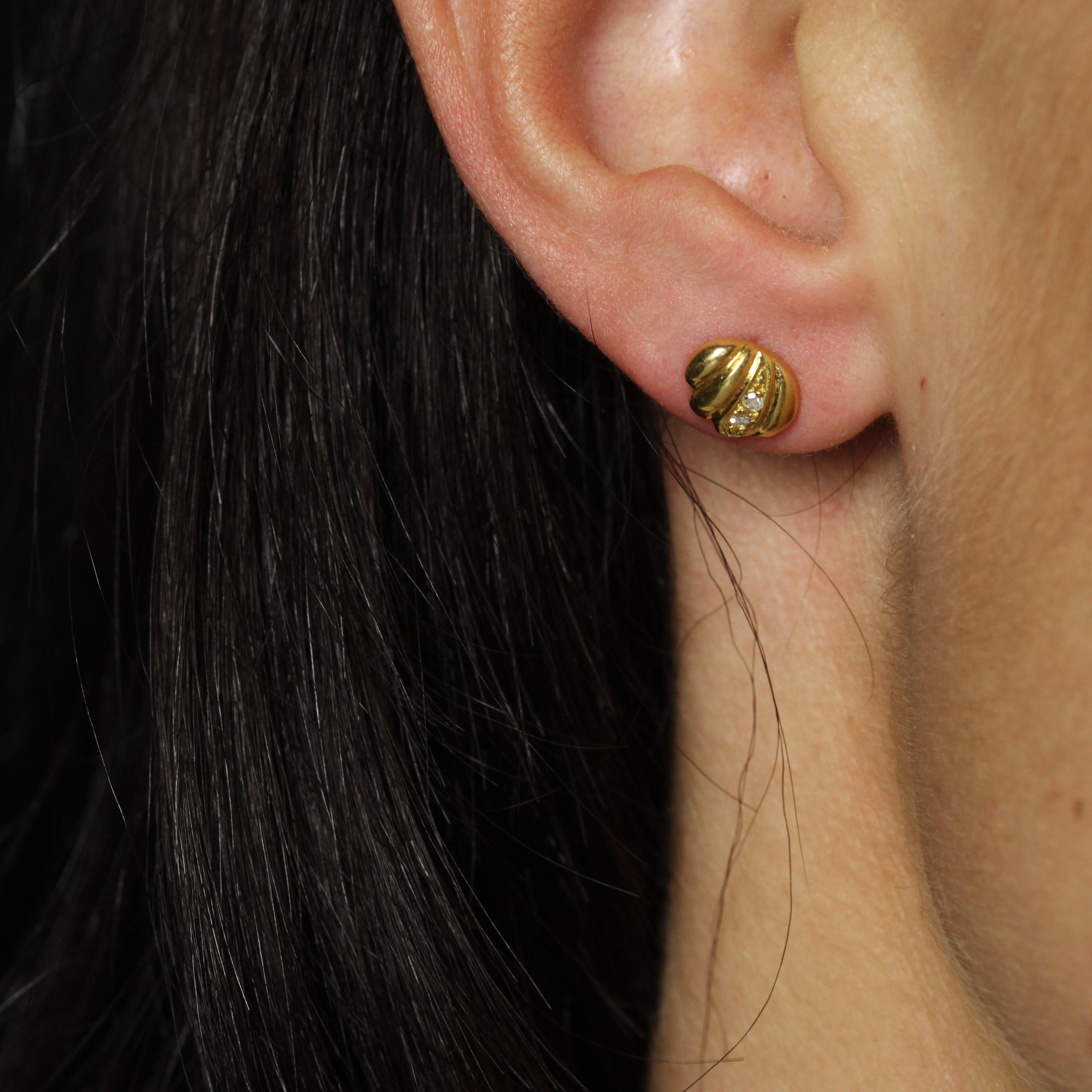 Modern Diamond 18 Karat Yellow Gold Gadrooned Stud Earrings For Sale 1