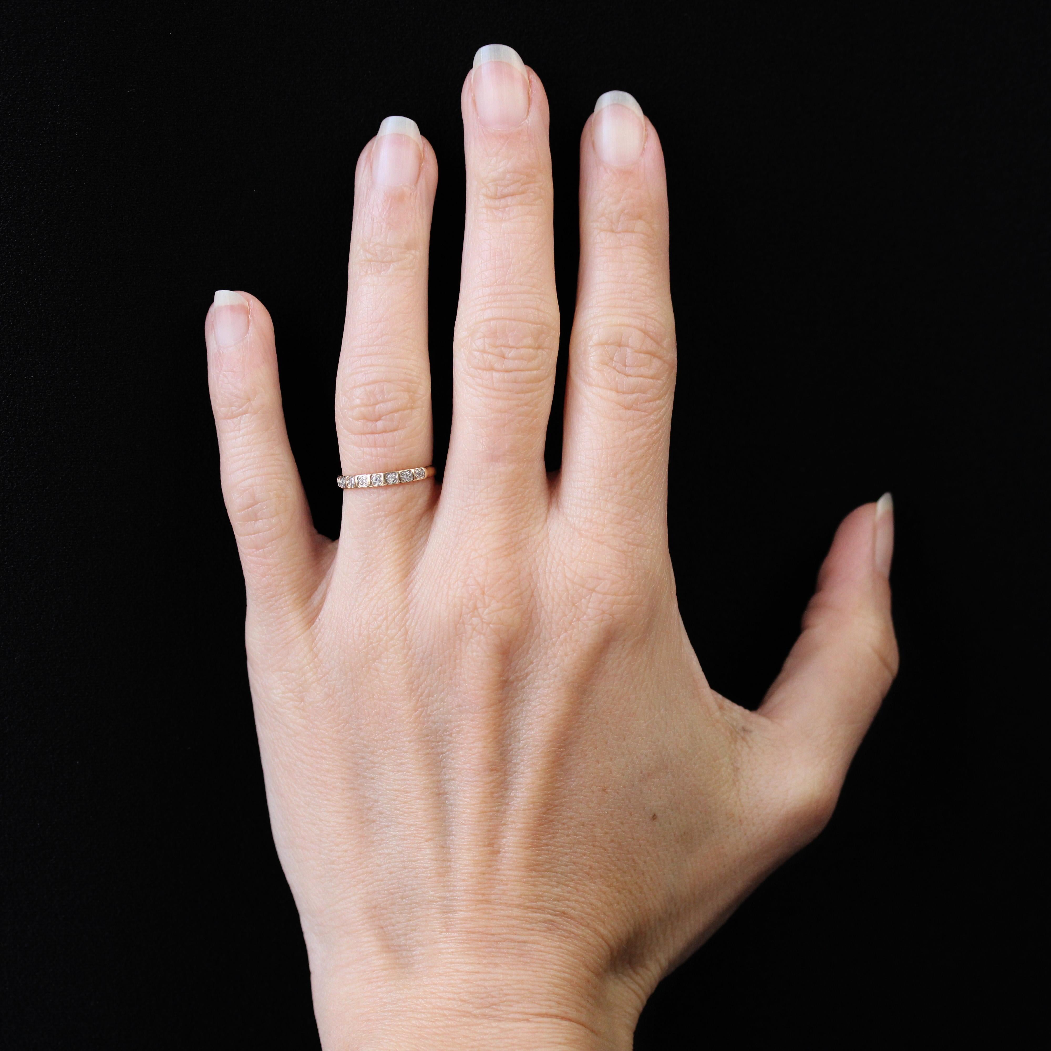 Alliance en or jaune 18 carats.
Délicat bracelet en or jaune, il est serti de 9 diamants dans une monture fleur sur le devant.
Hauteur : 2,2 mm environ, épaisseur : 0,8 mm environ, largeur de l'anneau à la base : 1,6 mm environ.
Poids total du bijou