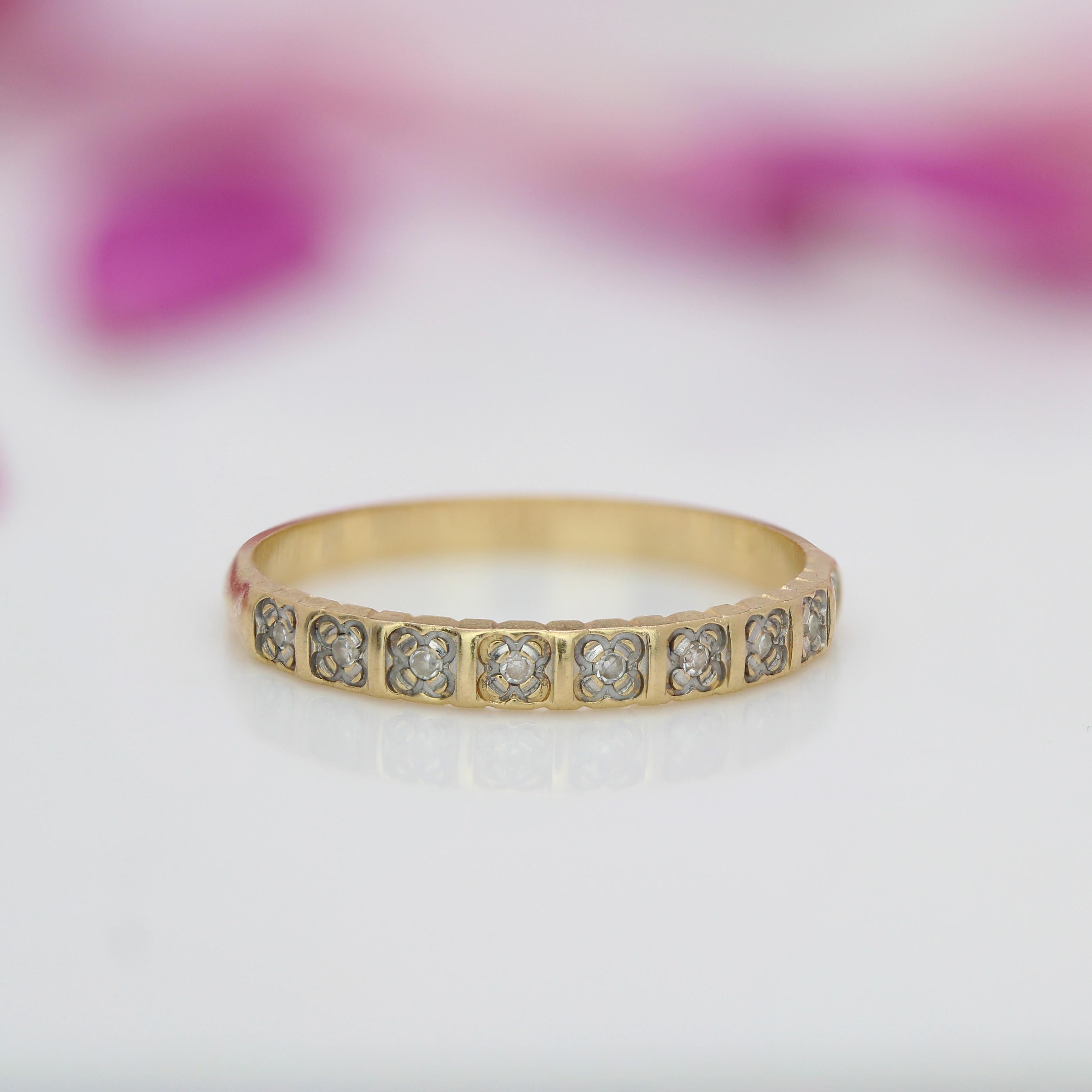 Moderne Demi alliance moderne en or jaune 18 carats avec diamant en vente