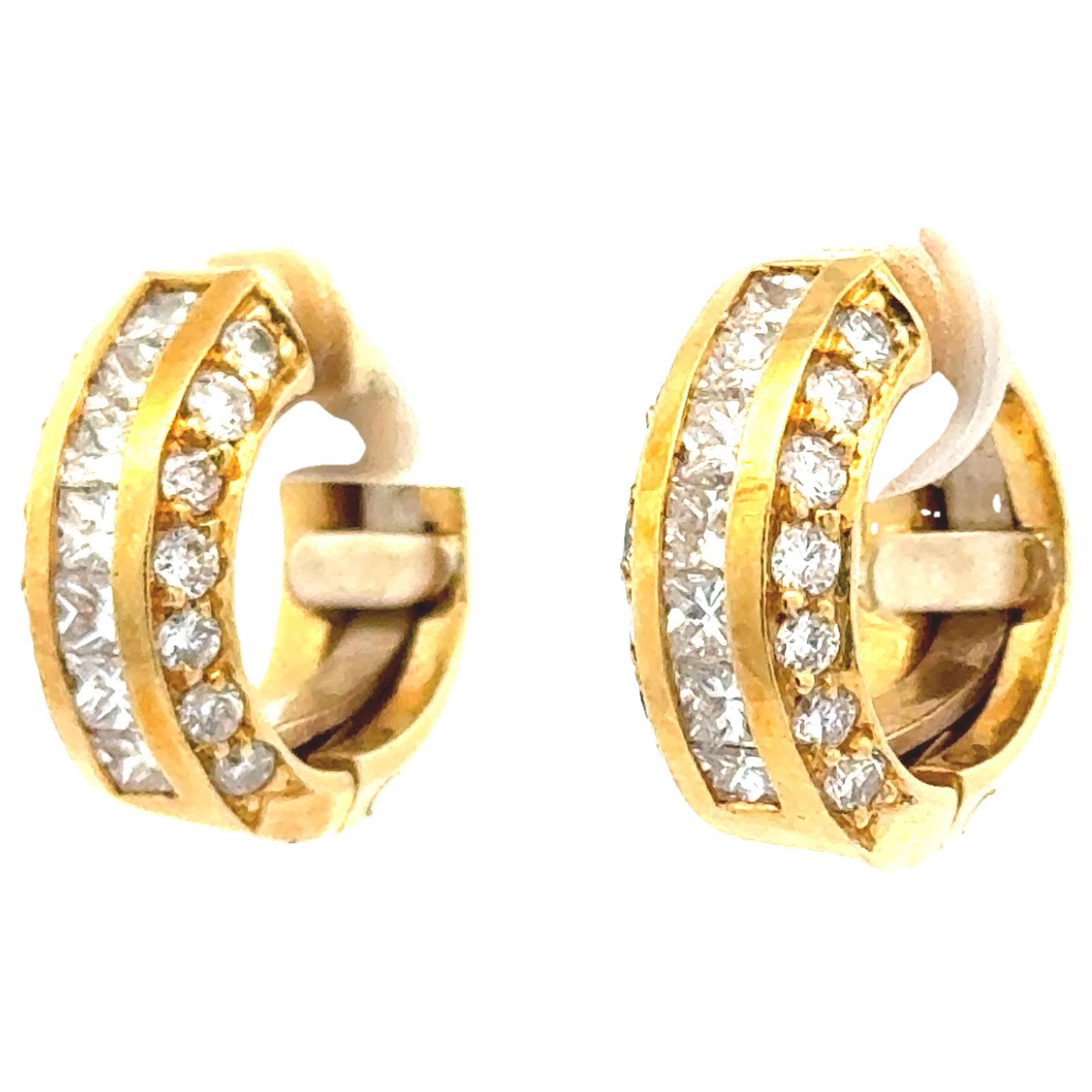 Moderne Créoles modernes Huggie en or jaune 18 carats et diamants en vente