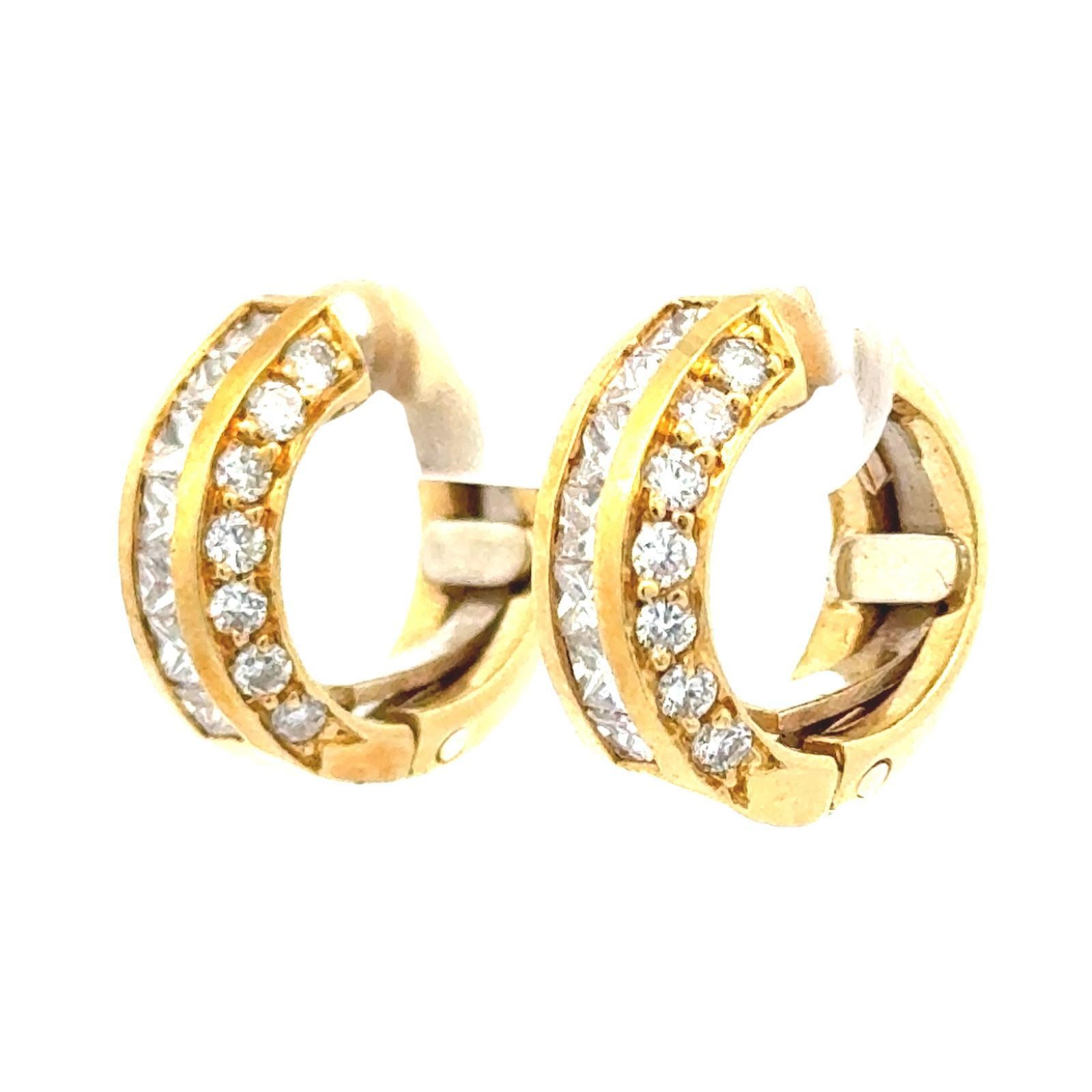Créoles modernes Huggie en or jaune 18 carats et diamants Excellent état - En vente à Boca Raton, FL