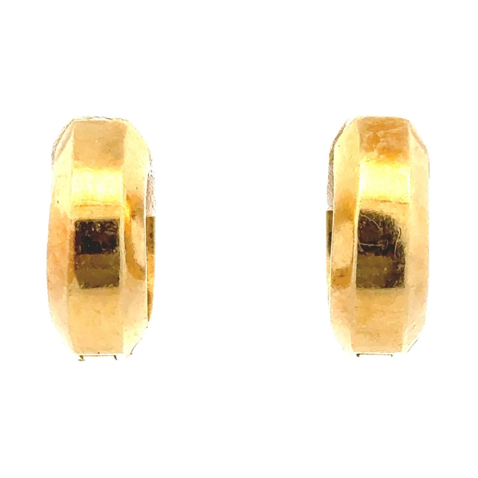 Créoles modernes Huggie en or jaune 18 carats et diamants en vente 2