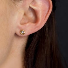 Modern Diamond 18 Karat Yellow Gold Round Stud Earrings