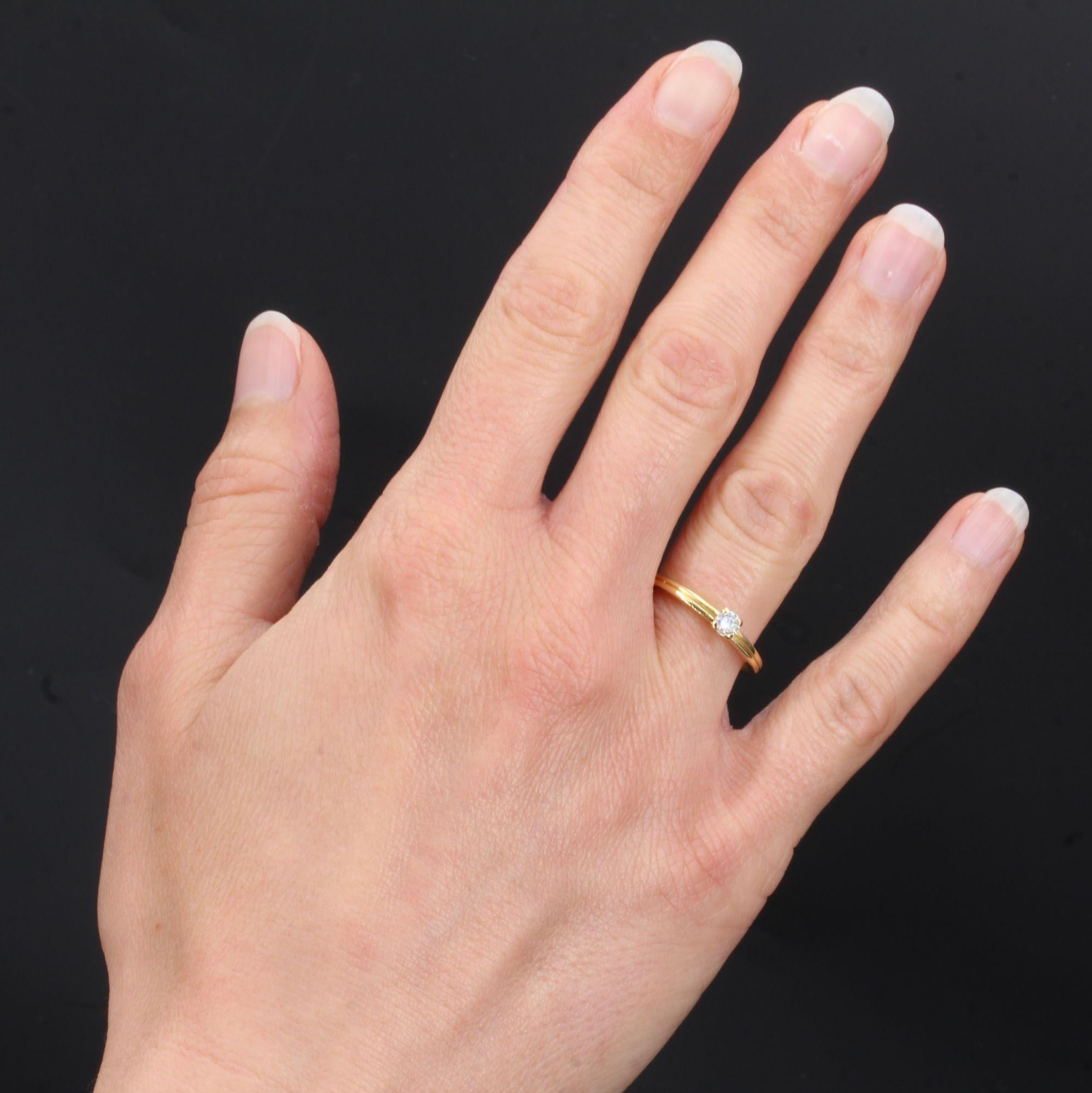 Ring in 18 karat yellow gold.
Thin second- hand ring, it is set on a double ring of a modern brilliant- cut diamond with 4 claws.
Weight of the central diamond : 0,15 carats approximately.
Height : 3.2 mm, width : 3.2 mm, thickness : about 3 mm,