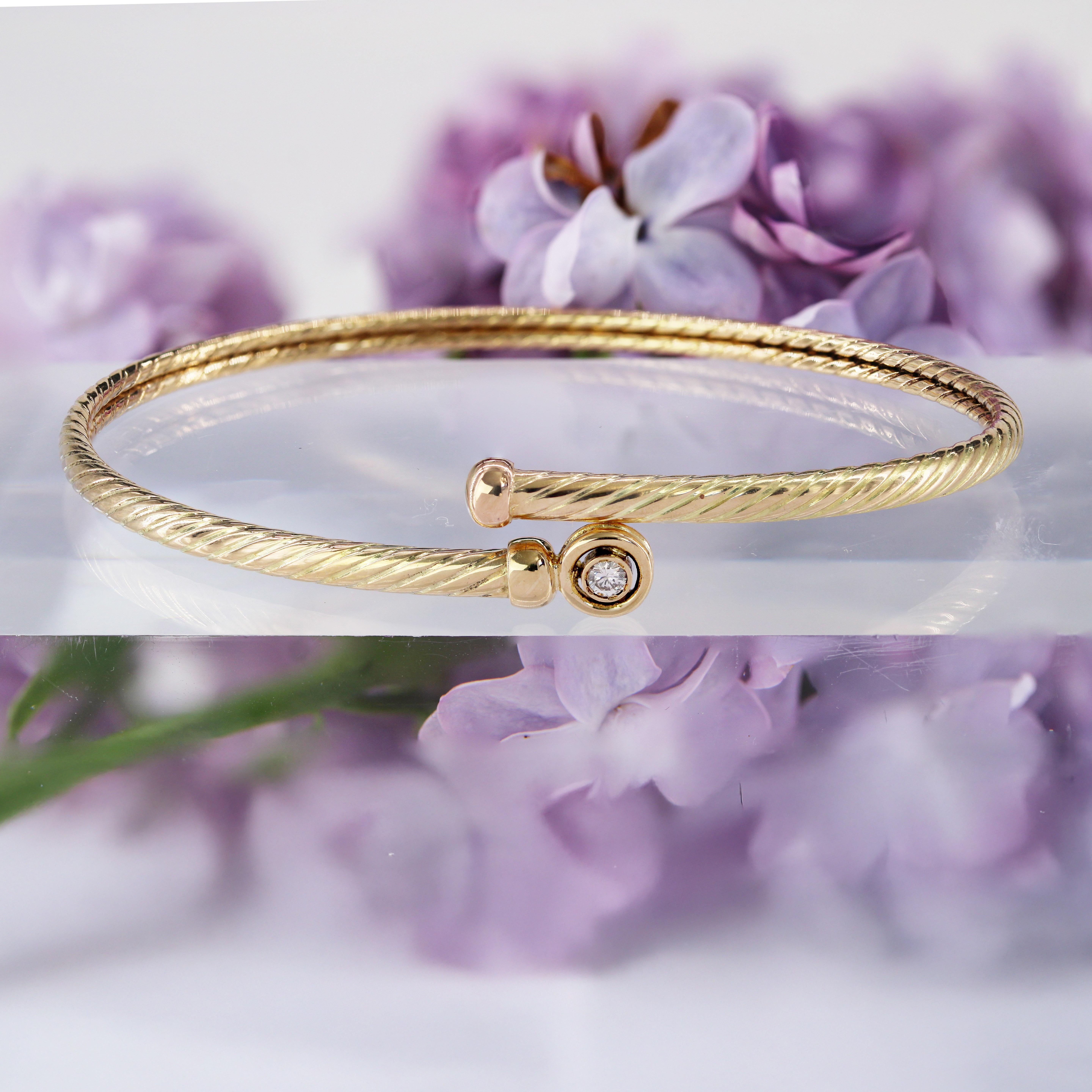 Moderne Bracelet torsadé moderne en or jaune 18 carats avec diamants en vente