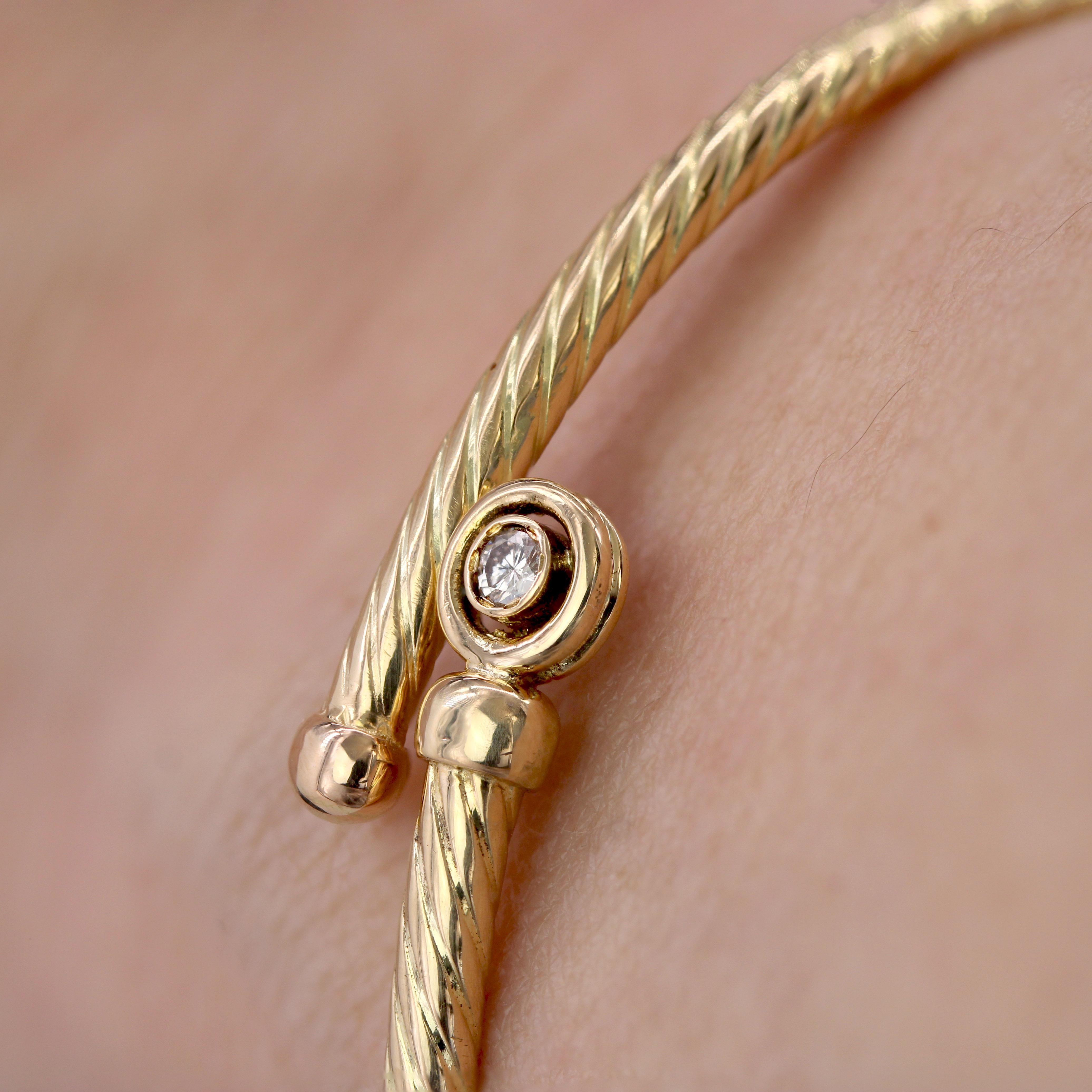 Bracelet torsadé moderne en or jaune 18 carats avec diamants Excellent état - En vente à Poitiers, FR
