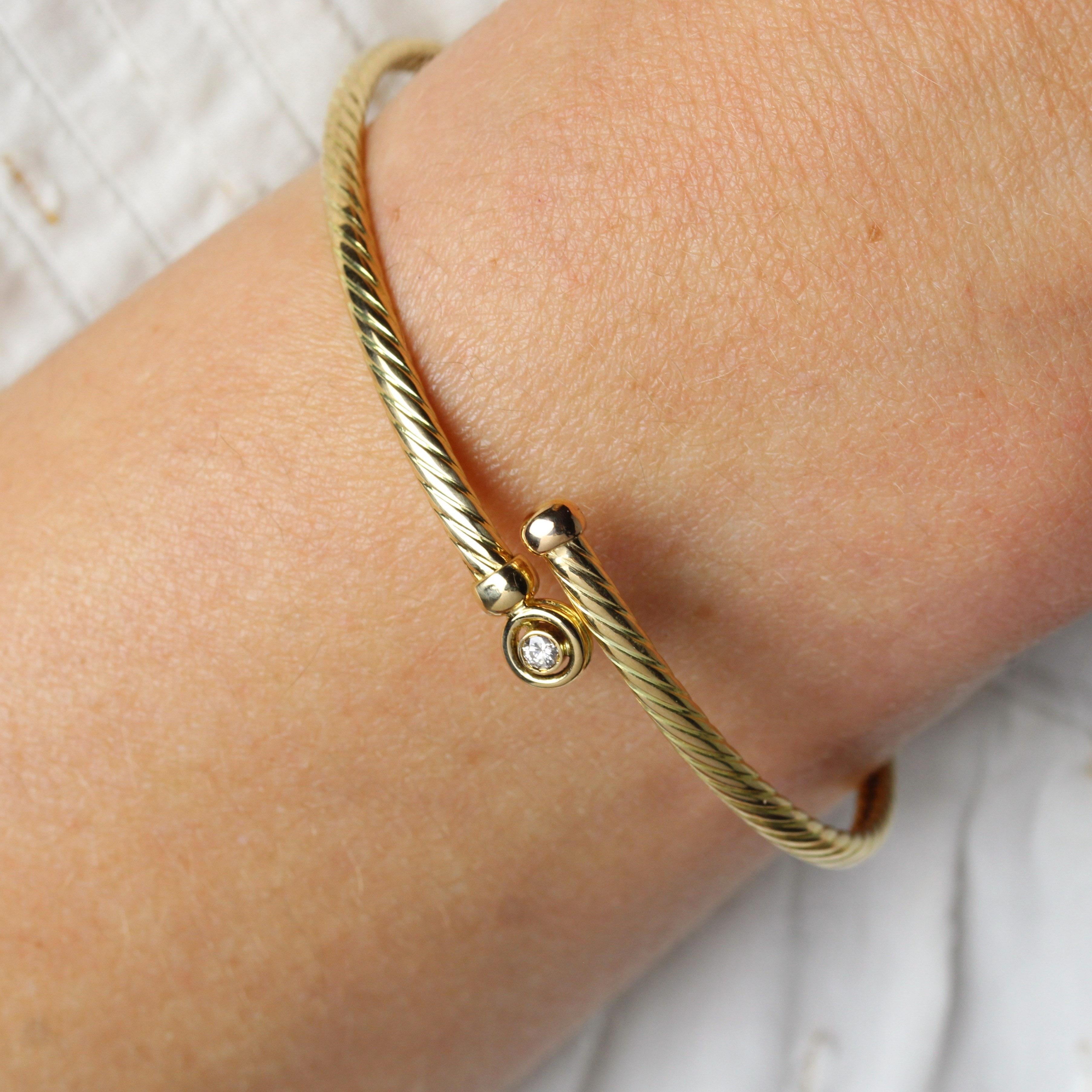 Bracelet torsadé moderne en or jaune 18 carats avec diamants Pour femmes en vente