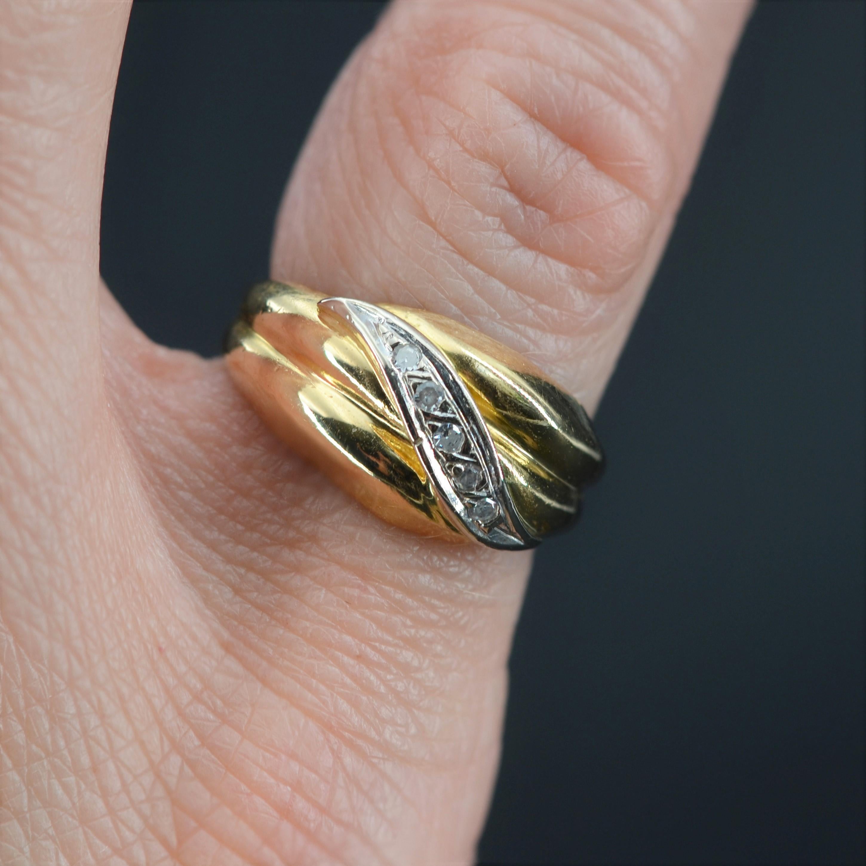 Modern Diamond 18 Karat Yellow Gold Wave Ring In Good Condition In Poitiers, FR