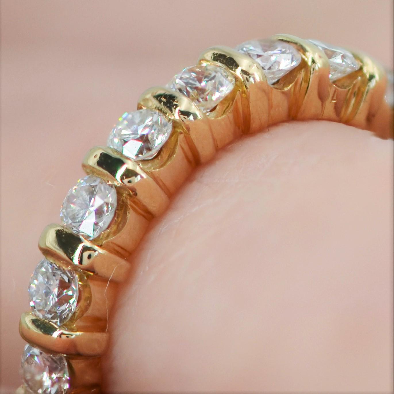 Modern Diamond 18 Karat Yellow Gold Wedding Ring For Sale 1