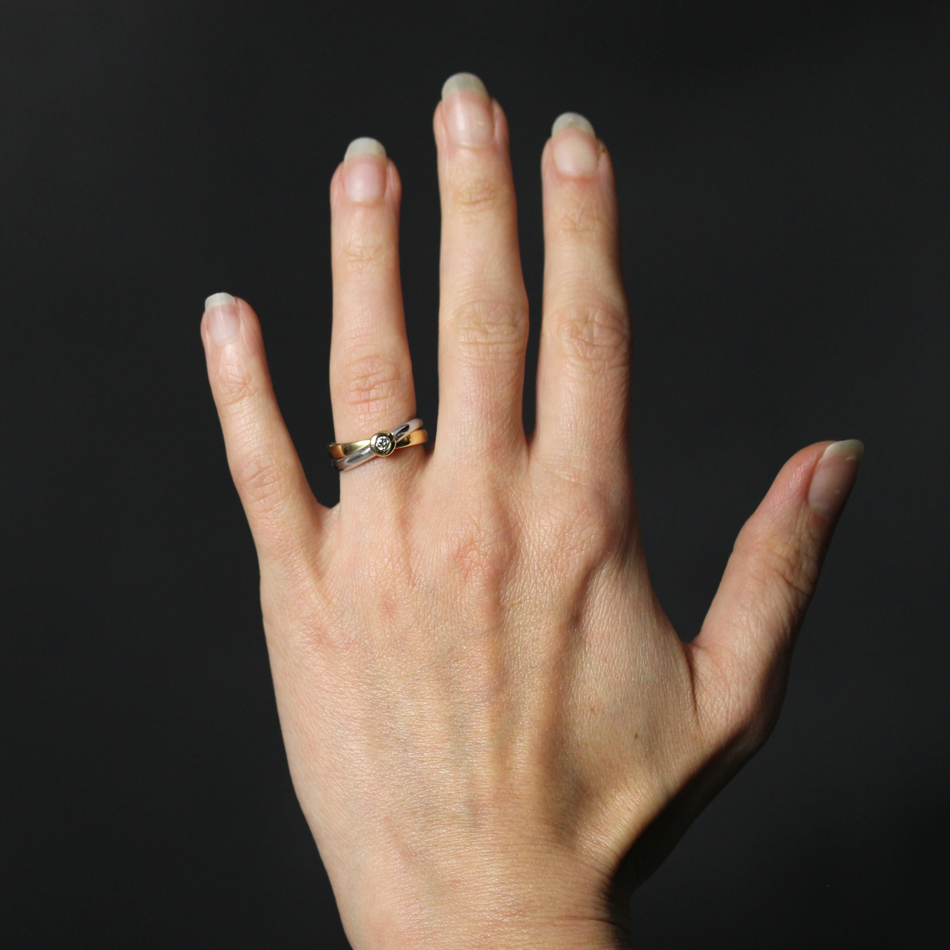 Ring in 18 karat yellow and white gold.
This second-hand ring features two rings in two colors of gold, one in white gold, the other in yellow gold. On top, they support a closed setting of a modern brilliant-cut diamond.
Total weight of the