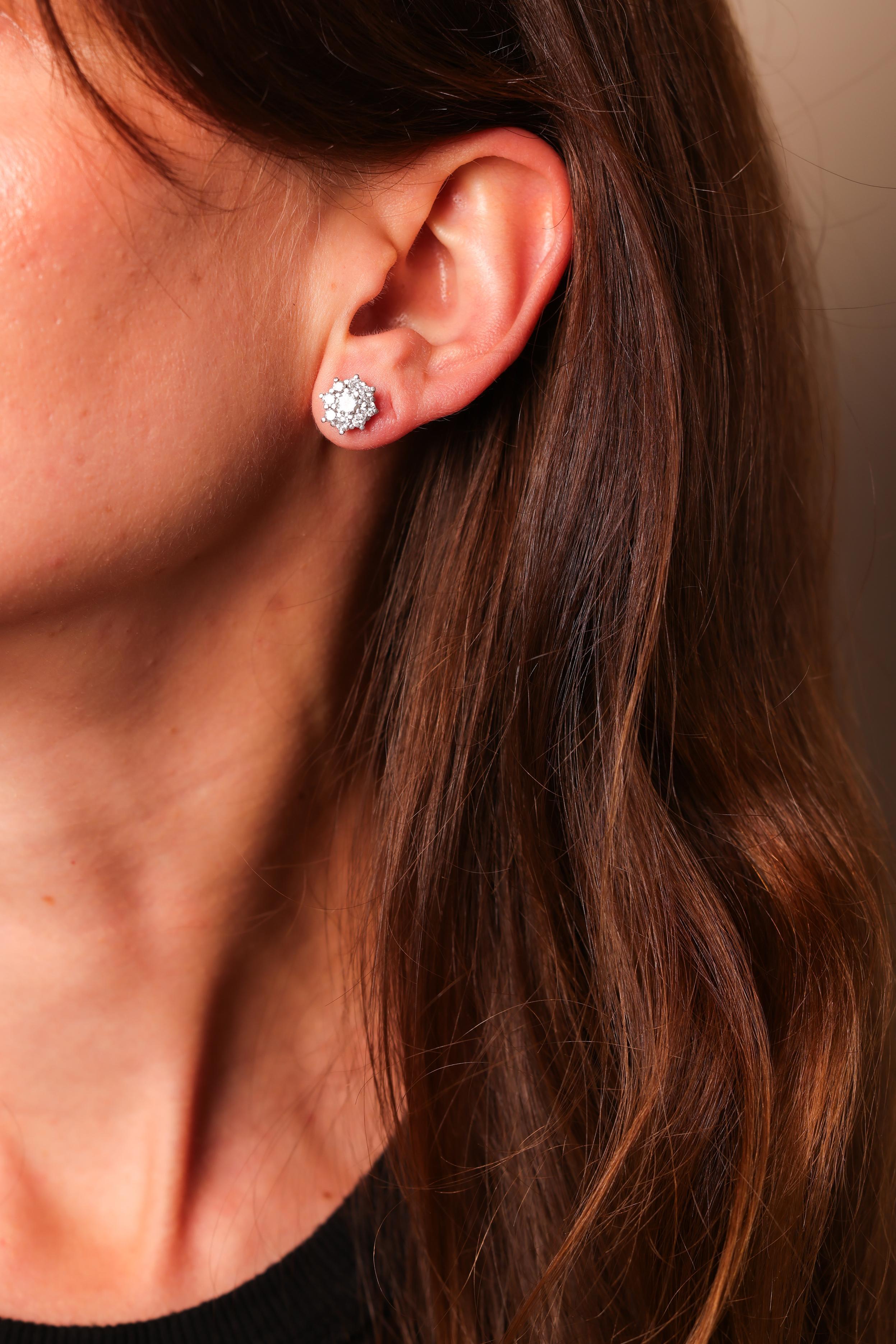 Pierre centrale : 18 diamants
Coupe : Coupe brillante ronde
Poids : Environ 2 carats
Couleur : G
Clarté : VS
Métal : Or blanc 18K
Époque : Moderne
Circa : 2020s
Taille : 3/8 pouces de diamètre
Poids en grammes : 4,44


Ces superbes boucles