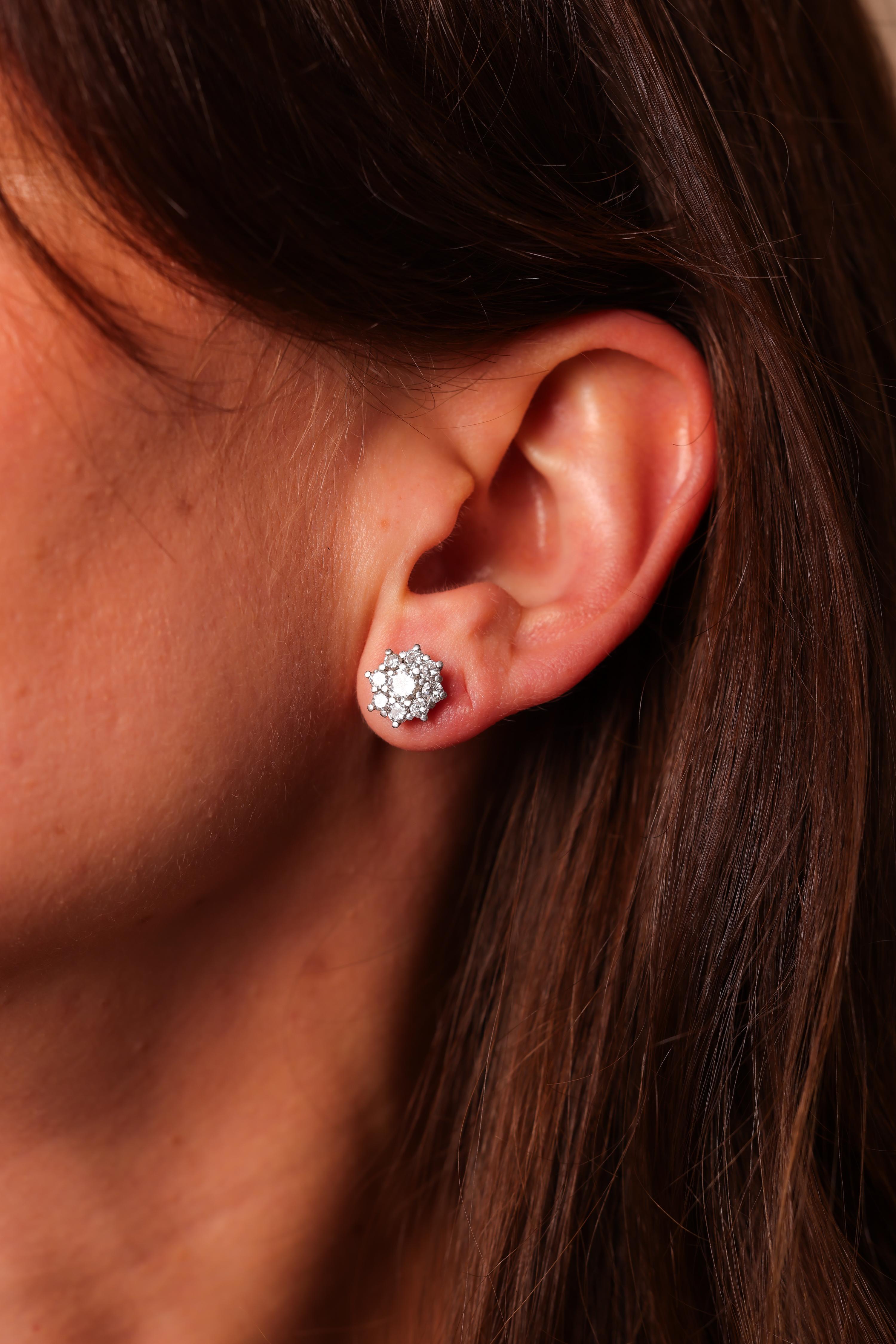 Boucles d'oreilles grappes modernes en or blanc 18 carats et diamants Excellent état - En vente à Beverly Hills, CA