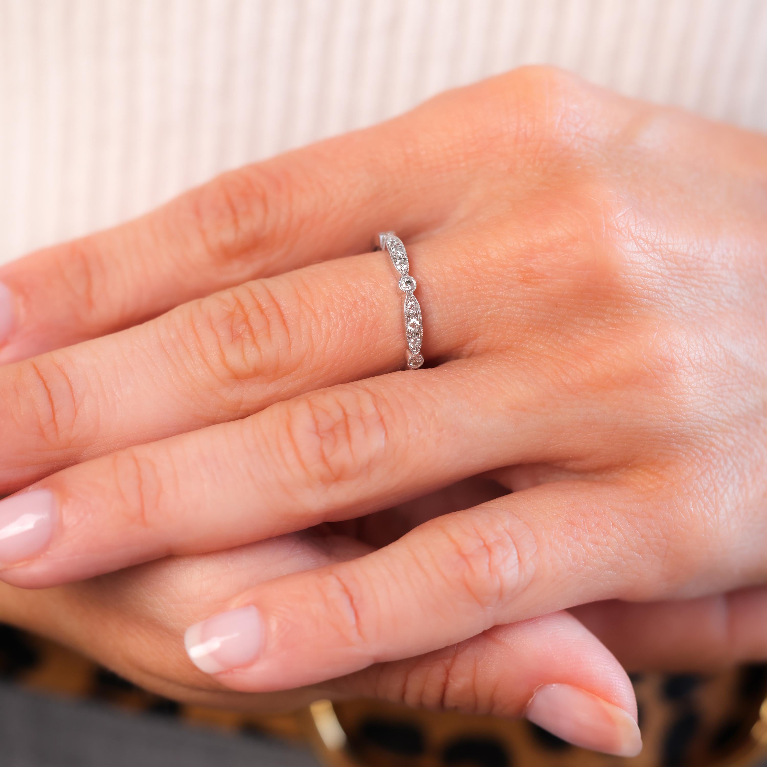 Moderner Diamant-Eternity-Ring aus 18 Karat Weißgold im Zustand „Hervorragend“ in Beverly Hills, CA
