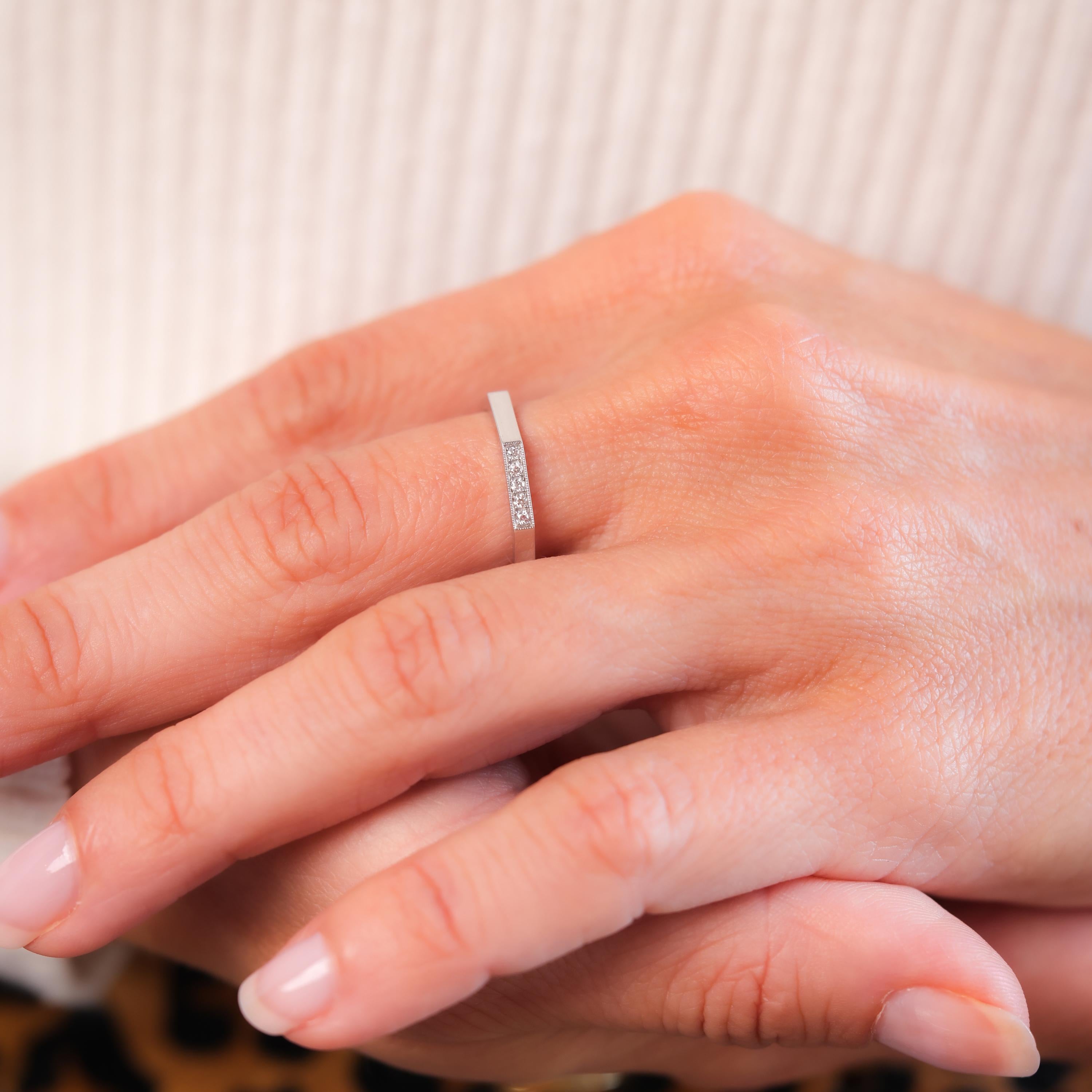 Moderner Diamant-Eternity-Ring aus 18 Karat Weißgold im Zustand „Hervorragend“ im Angebot in Beverly Hills, CA