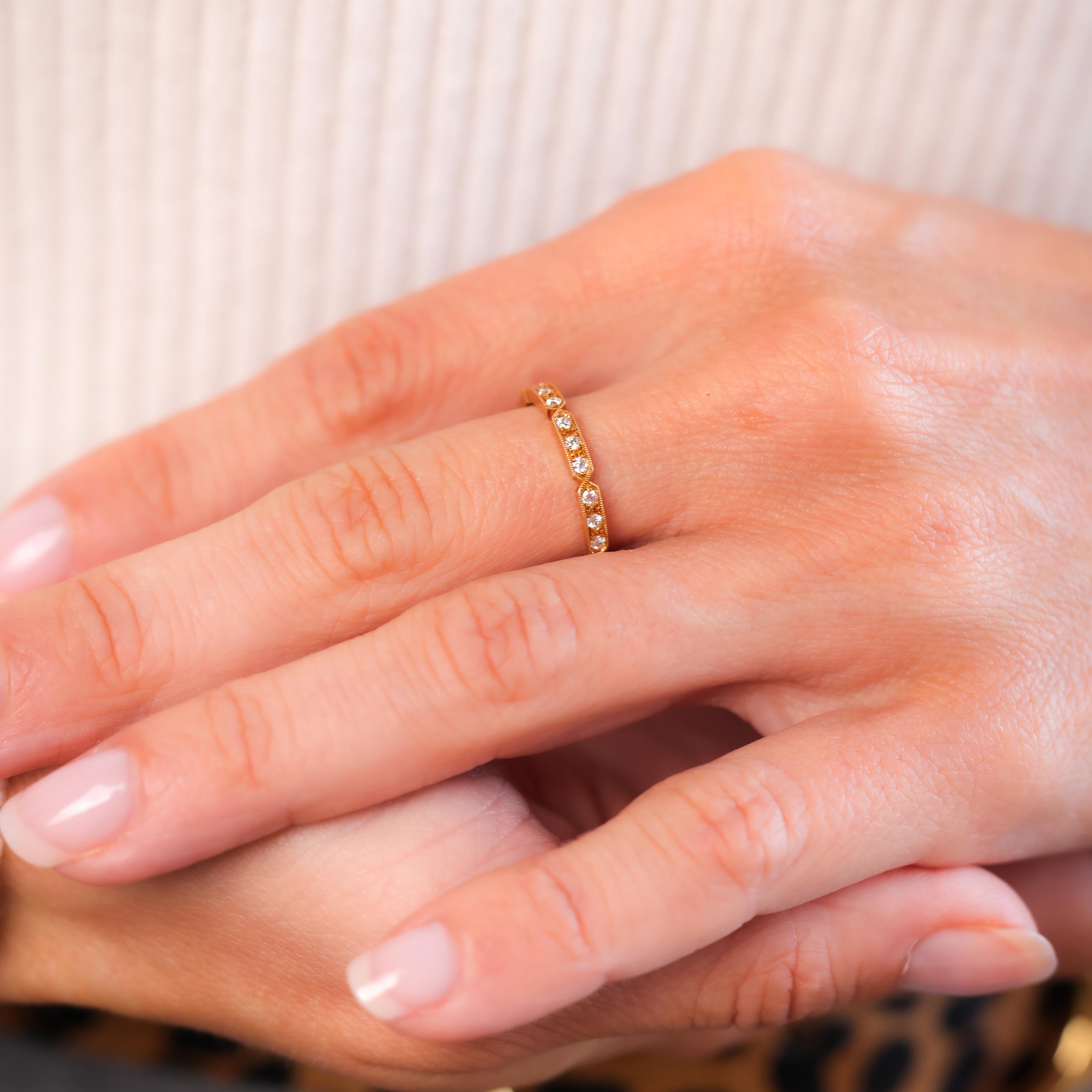 Taille vieille Europe Bague d'éternité moderne en or jaune 18 carats avec diamants en vente