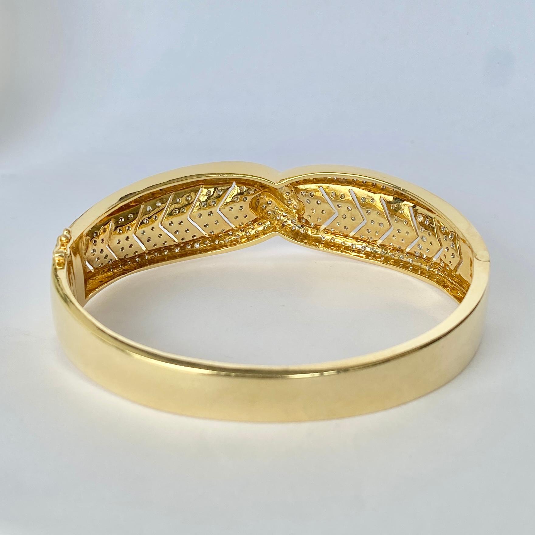 Round Cut Modern Diamond and 18 Carat Gold Bangle Bracelet