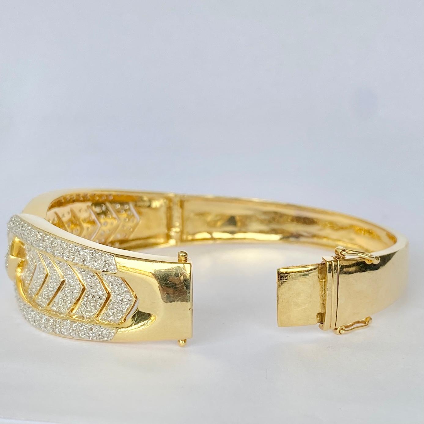 Modern Diamond and 18 Carat Gold Bangle Bracelet In Excellent Condition In Chipping Campden, GB