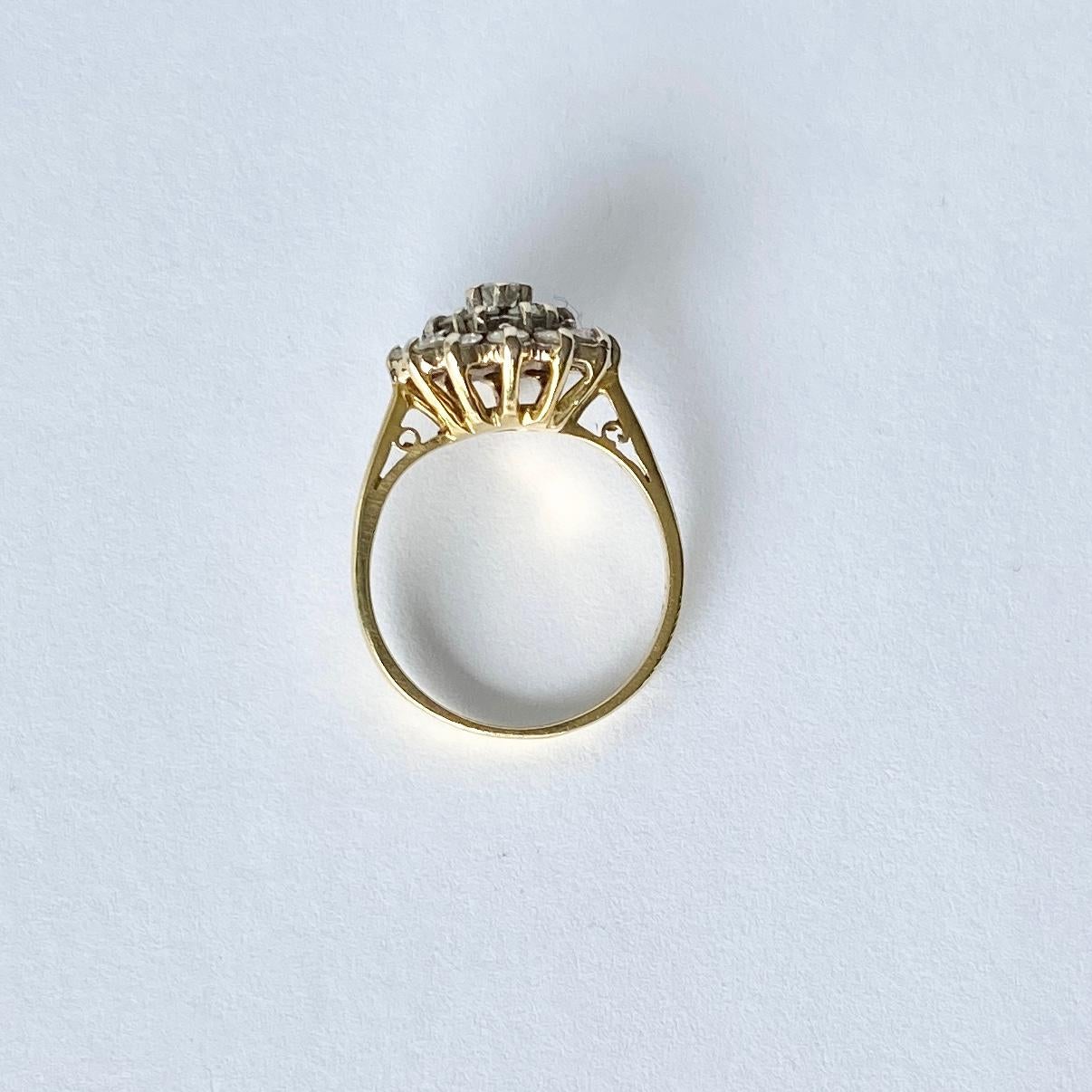 Taglio rotondo Anello moderno a grappolo con diamanti e oro 18 carati in vendita