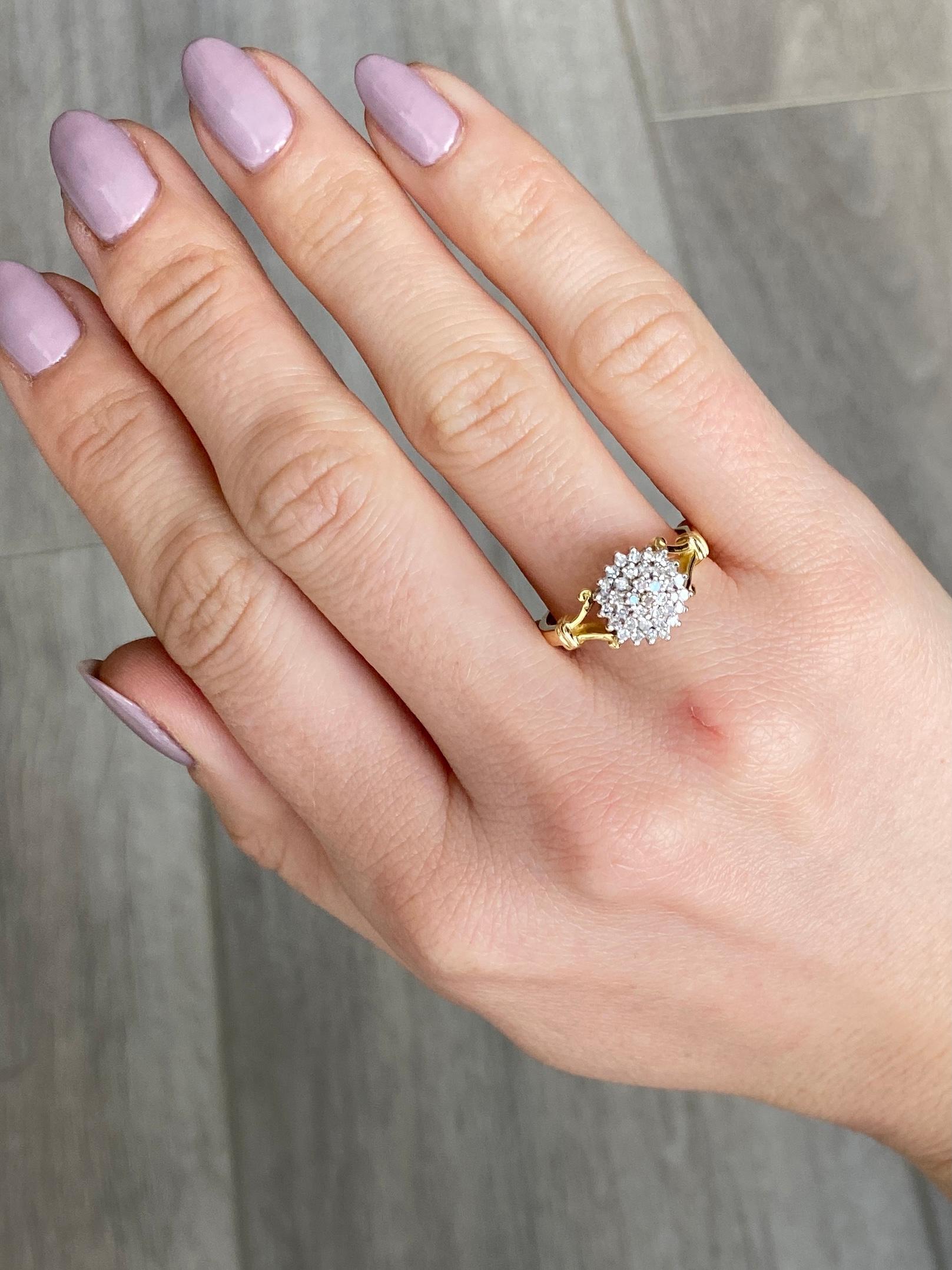 Round Cut Modern Diamond and 18 Carat Gold Cluster Ring For Sale