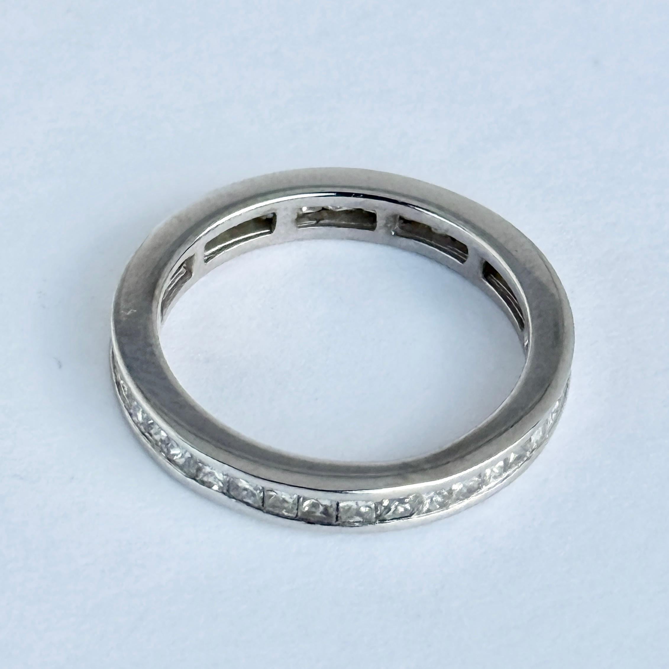 Moderner Ewigkeitsring aus Diamant und 18 Karat Weißgold (Carréschliff) im Angebot