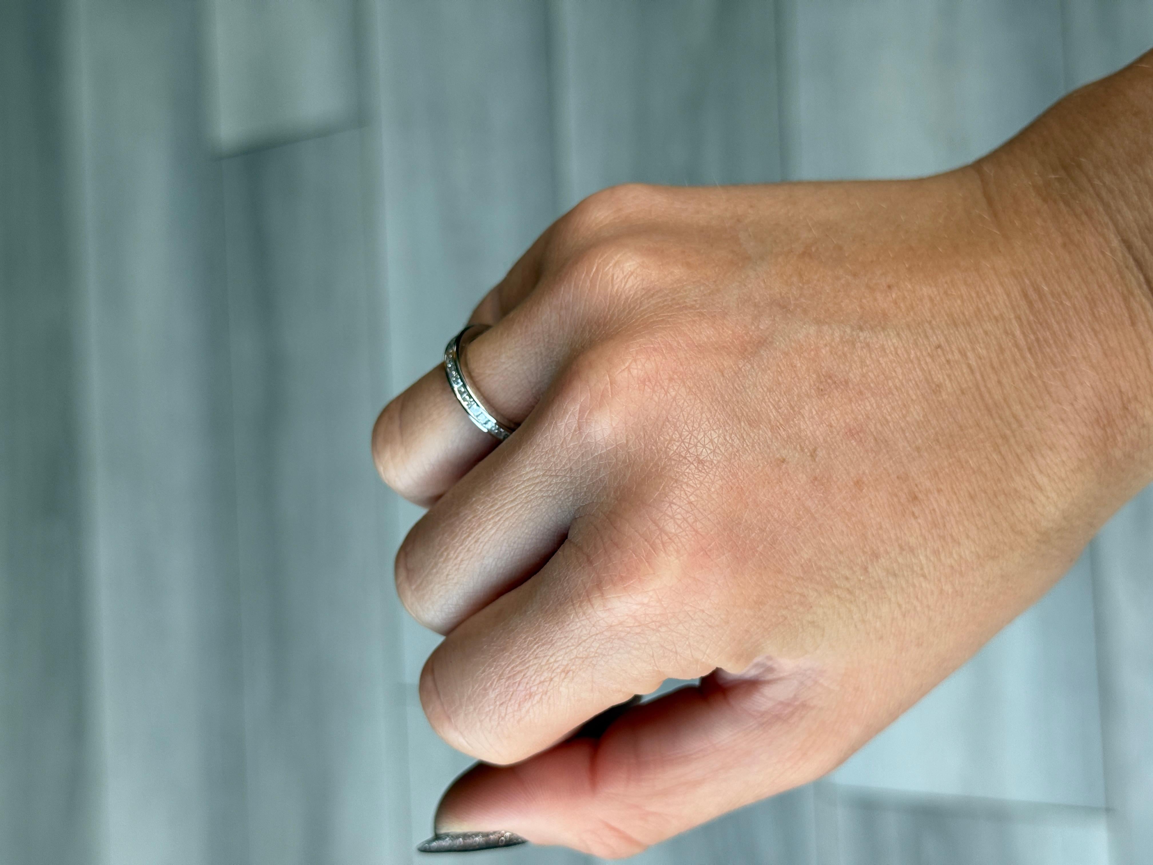 Moderner Ewigkeitsring aus Diamant und 18 Karat Weißgold im Zustand „Gut“ im Angebot in Chipping Campden, GB