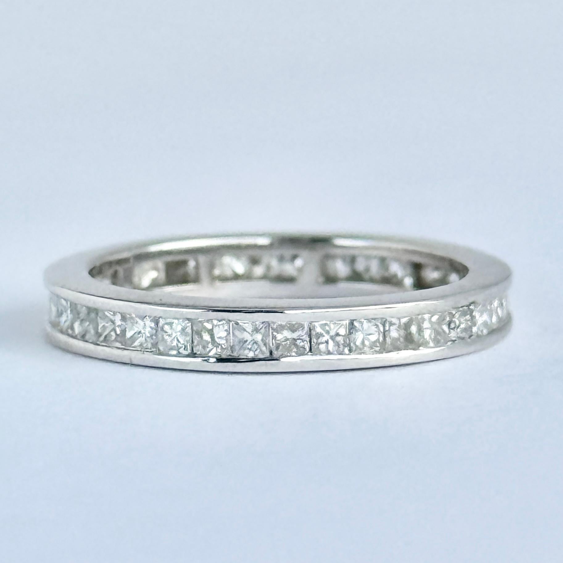 Moderner Ewigkeitsring aus Diamant und 18 Karat Weißgold im Angebot 2