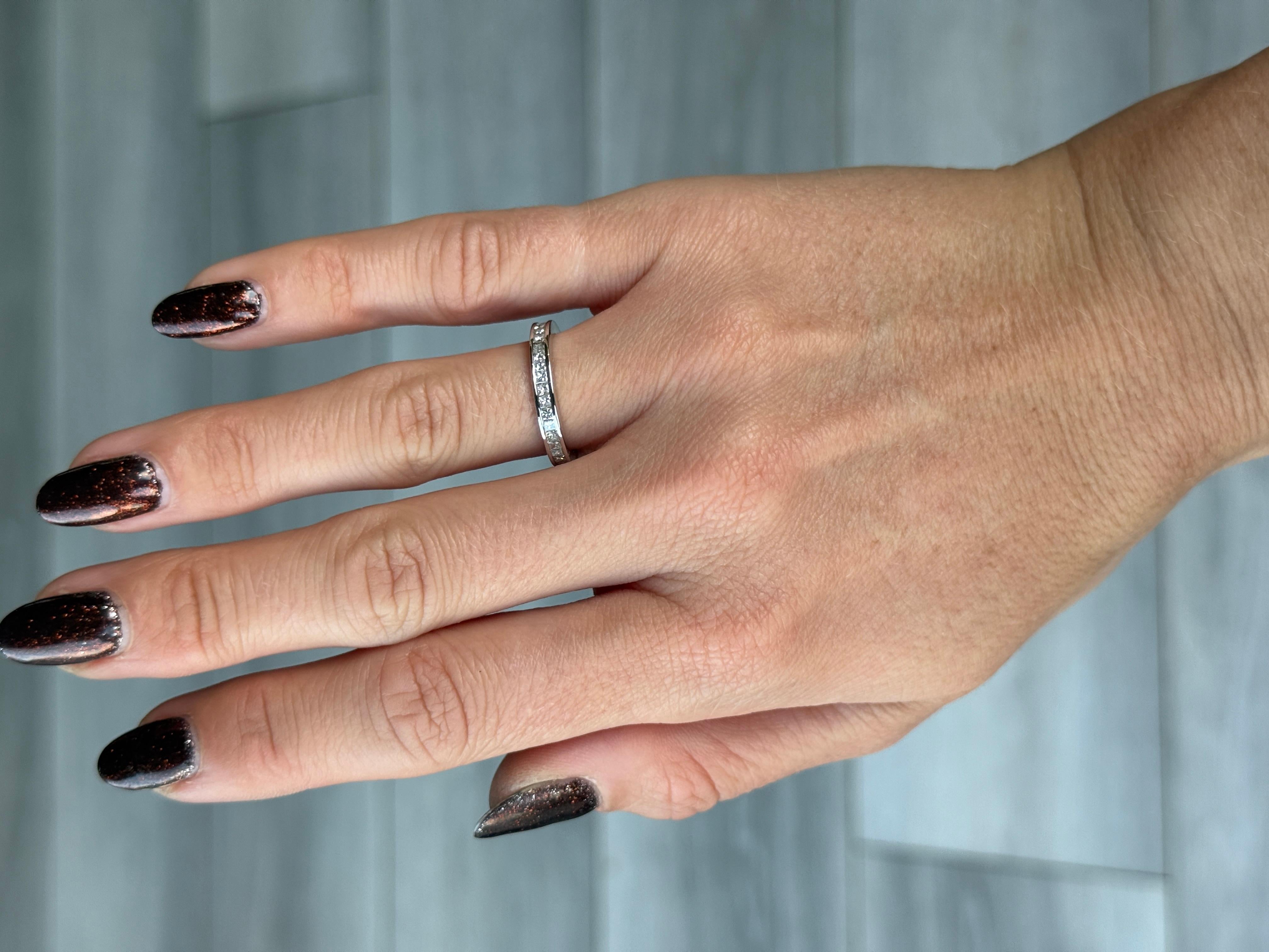 Moderner Ewigkeitsring aus Diamant und 18 Karat Weißgold im Angebot 3