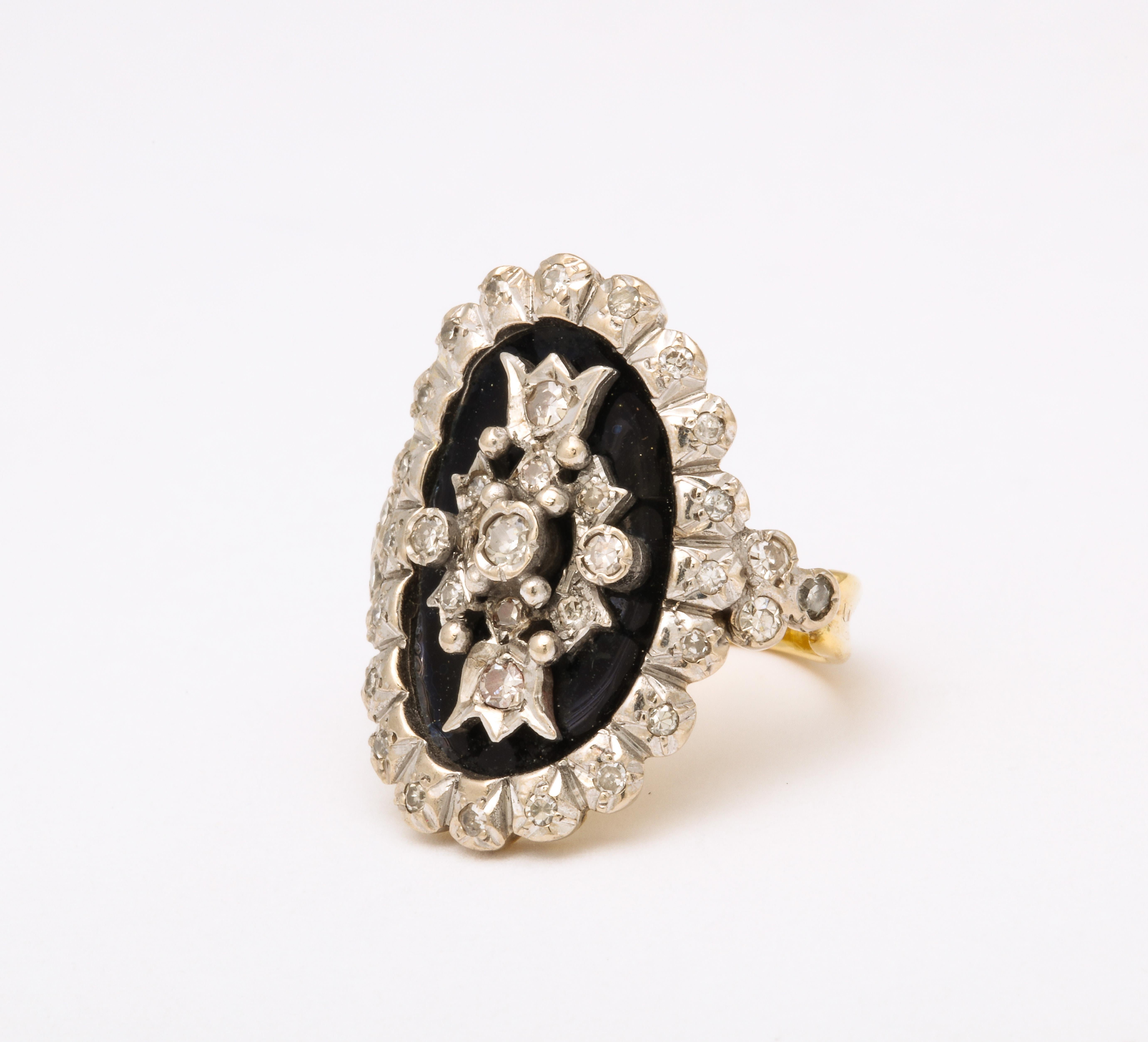 Ein sehr hübscher Ring mit Diamanten und Emaille hat die Form eines georgischen Rings, der sich um den Finger schmiegt.  Diese Wölbung macht den Ring äußerst komfortabel. Die Diamanten sind in geschlossenen Fassungen gefasst. Die Ähnlichkeit mit
