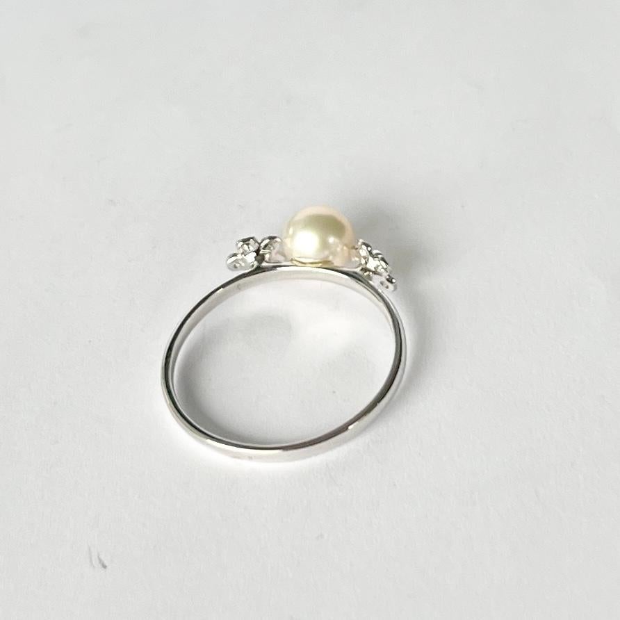 Women's Modern Diamond and Pearl 18 Carat White Gold Ring