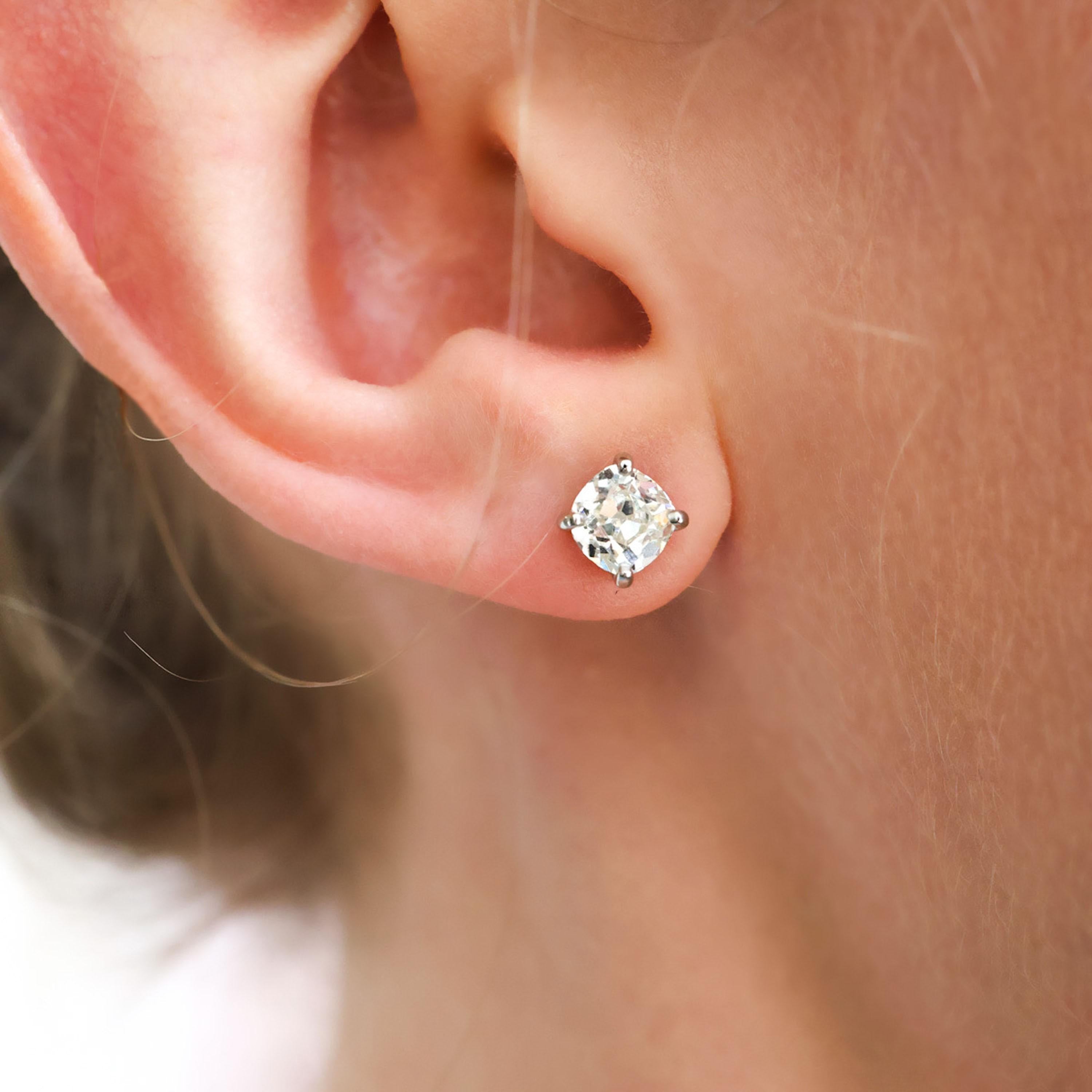 Modern Diamond and Platinum Ear Studs, 1.92 Carats Neuf - En vente à London, GB