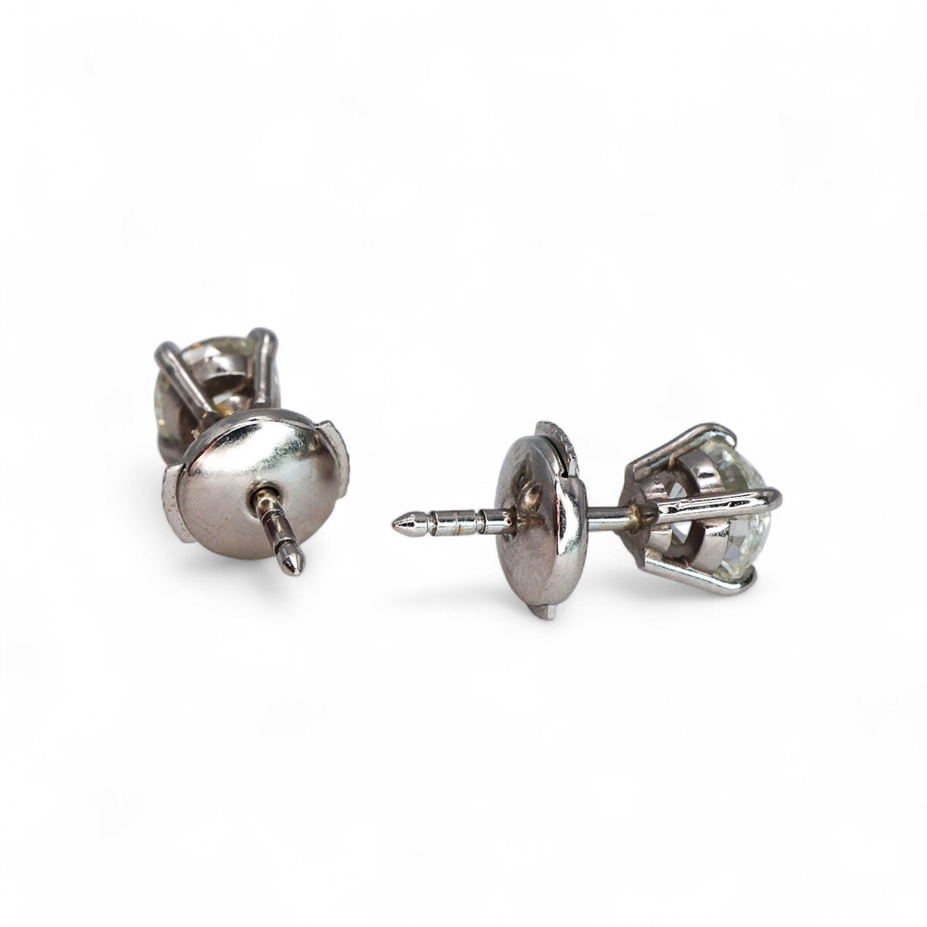 Modern Diamond and Platinum Ear Studs, 1.92 Carats Pour femmes en vente