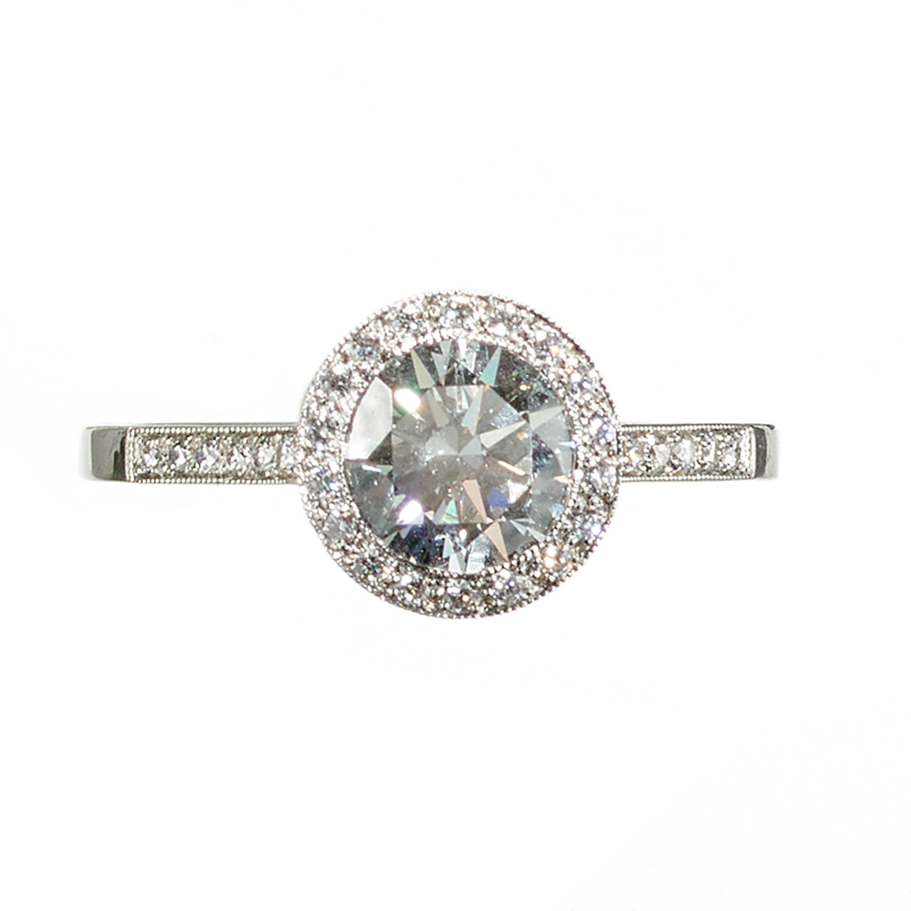 Moderner Diamant- und Platin-Halo-Ring, 1,00 Karat im Zustand „Hervorragend“ im Angebot in London, GB