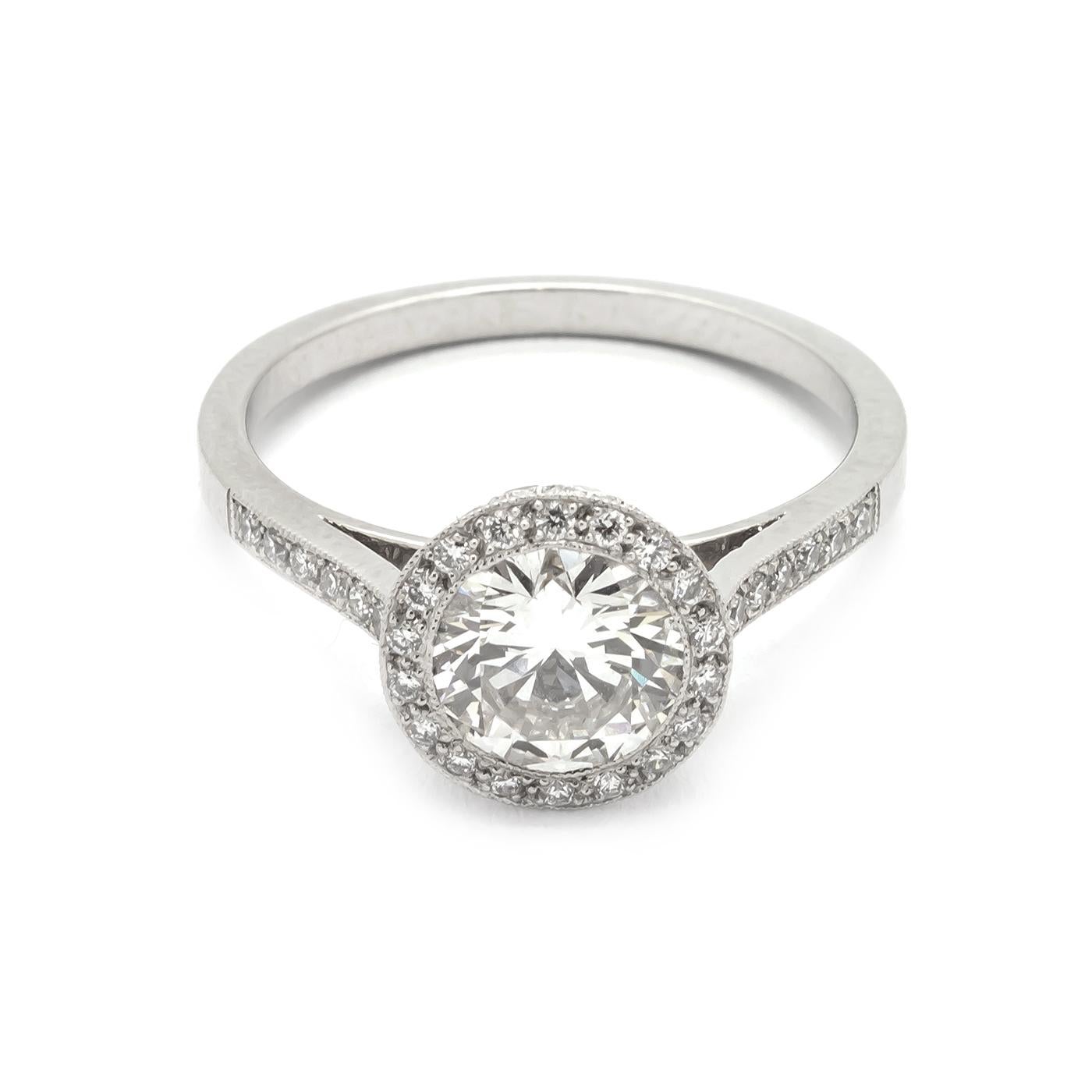 Modern Diamond and Platinum Halo Ring, 1.00 Carat In Excellent Condition For Sale In London, GB