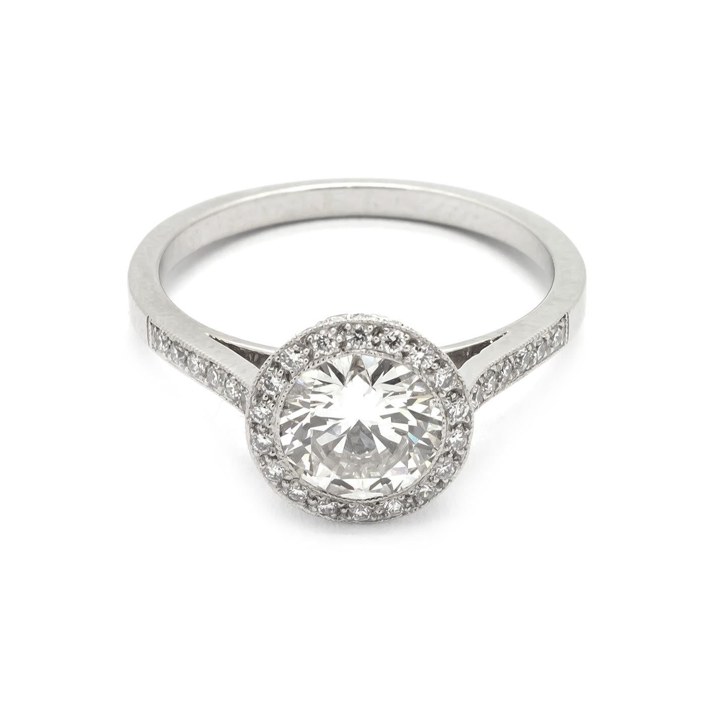 Anello moderno con diamante e aureola in platino, 1,00 carati In condizioni ottime in vendita a London, GB
