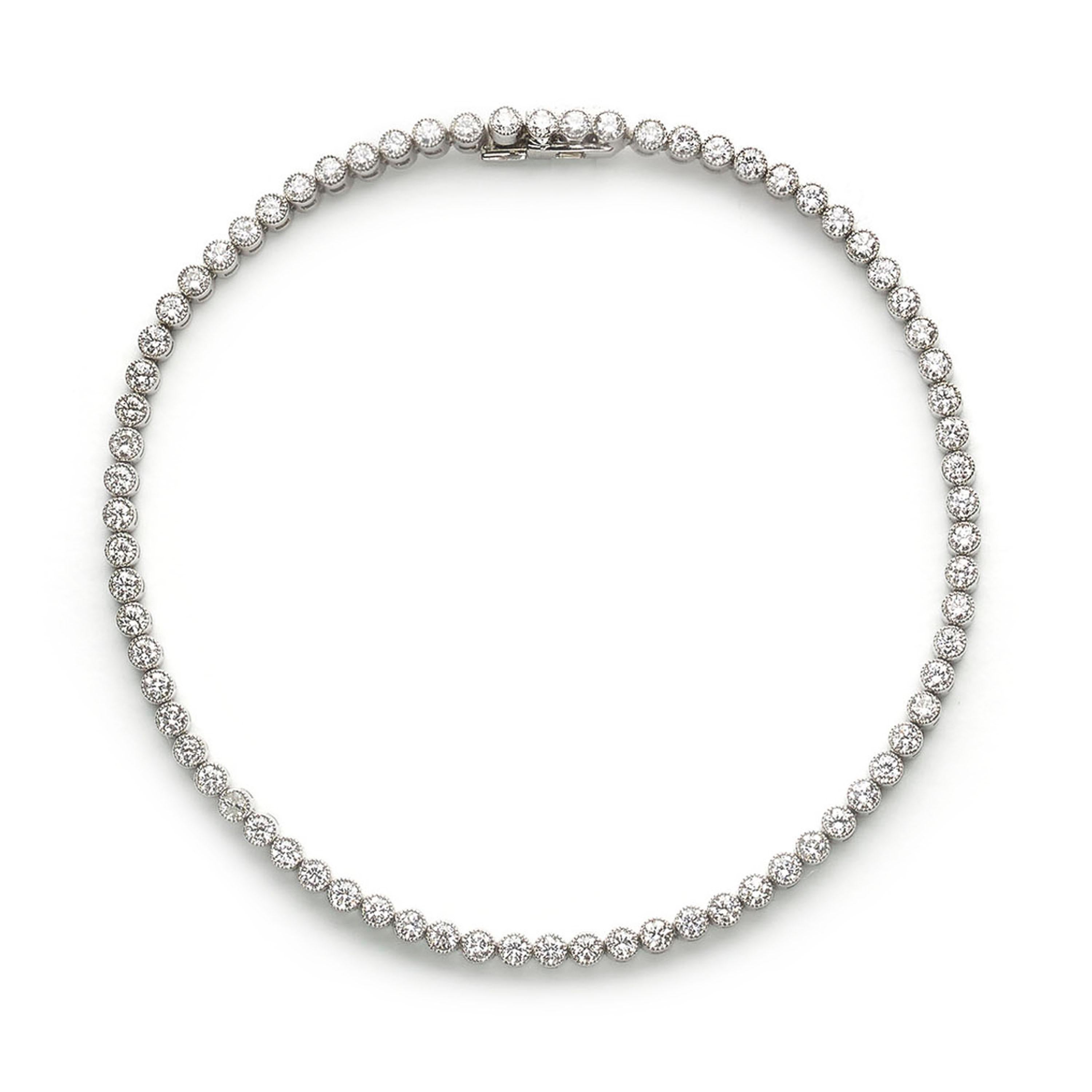 Moderna pulsera de línea de diamantes y platino, engastada con un total de 1,92 quilates de diamantes redondos talla brillante, en engarces individuales eslabonados, con borde milgrano y frotados, montados en platino.